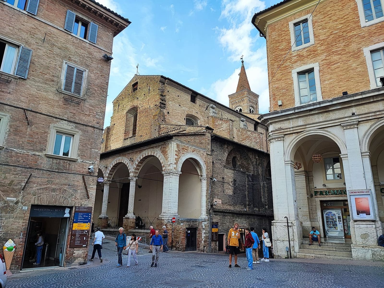 la chiesa di San Francesco fra i palazzi, con il portico ad archi davanti e il campanile a punta dietro
