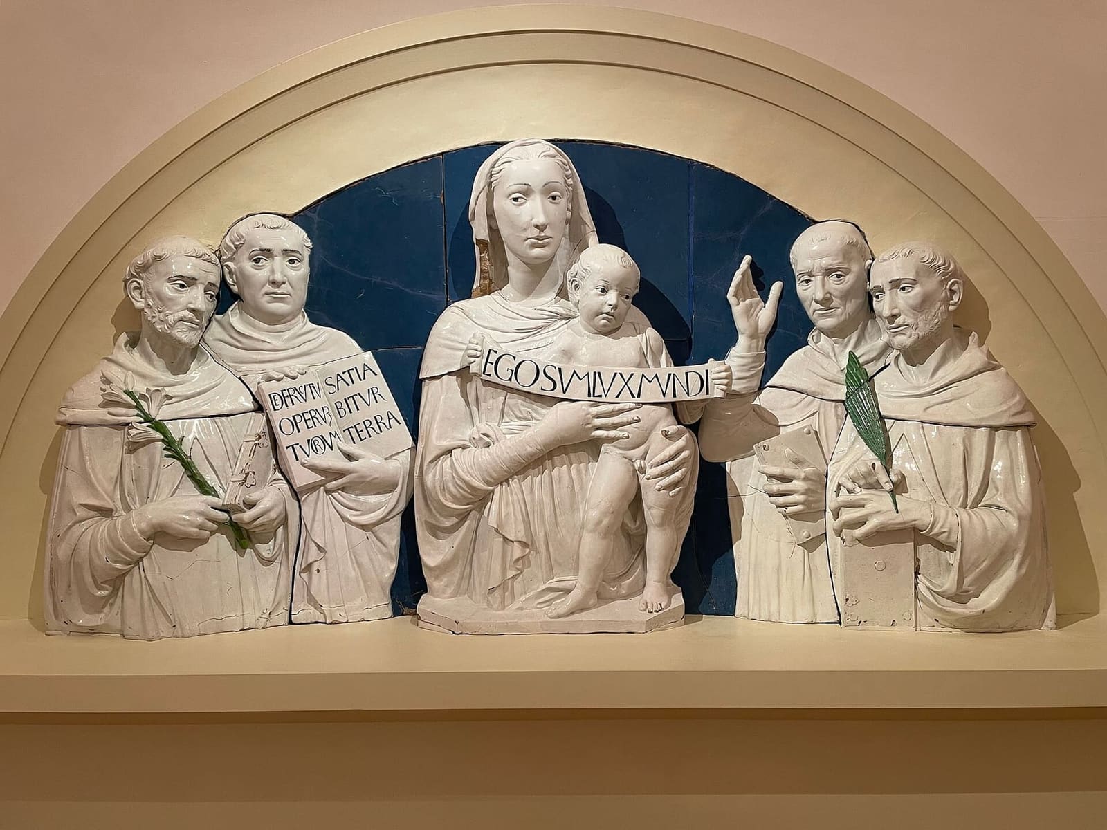 la lunetta in terracotta invetriata di Luca della Robbia, con la Madonna e il Bambino fra quattro santi su fondo azzurro