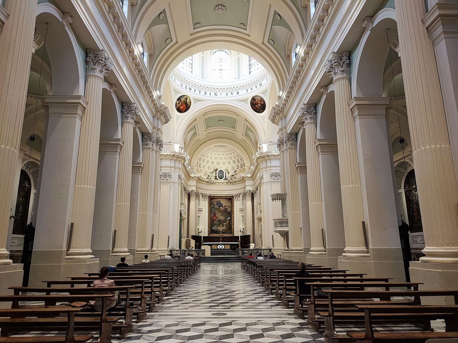 la navata del duomo, bianca e neoclassica, fino all'altare maggiore