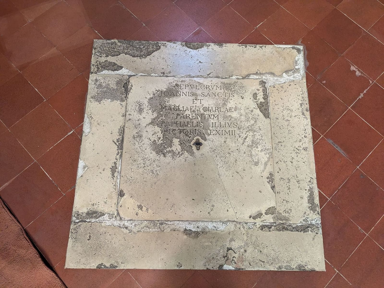 la lastra nel pavimento di San Francesco che copre la tomba di Giovanni Santi e Magia Ciarla, i genitori di Raffaello