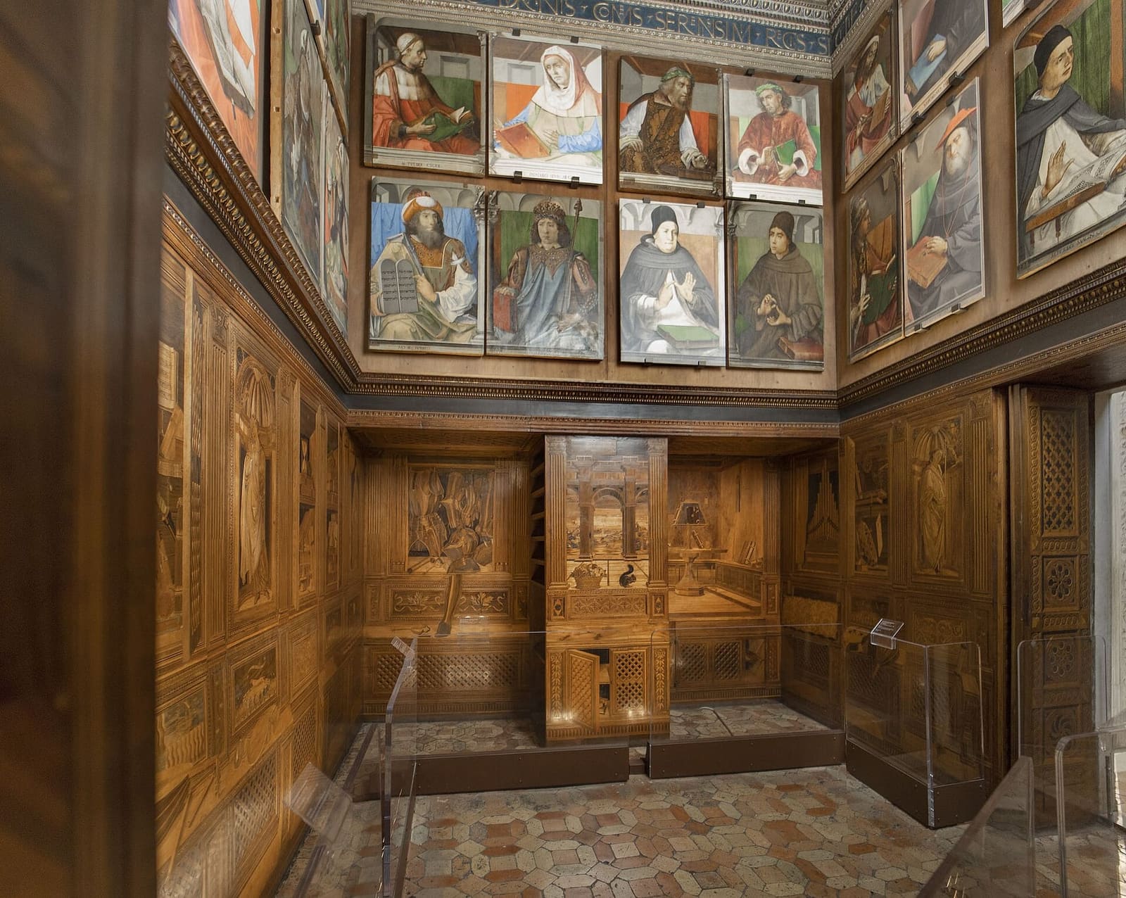 lo studiolo di Federico, con le tarsie lignee tutt'intorno in basso e i ritratti degli uomini illustri in alto