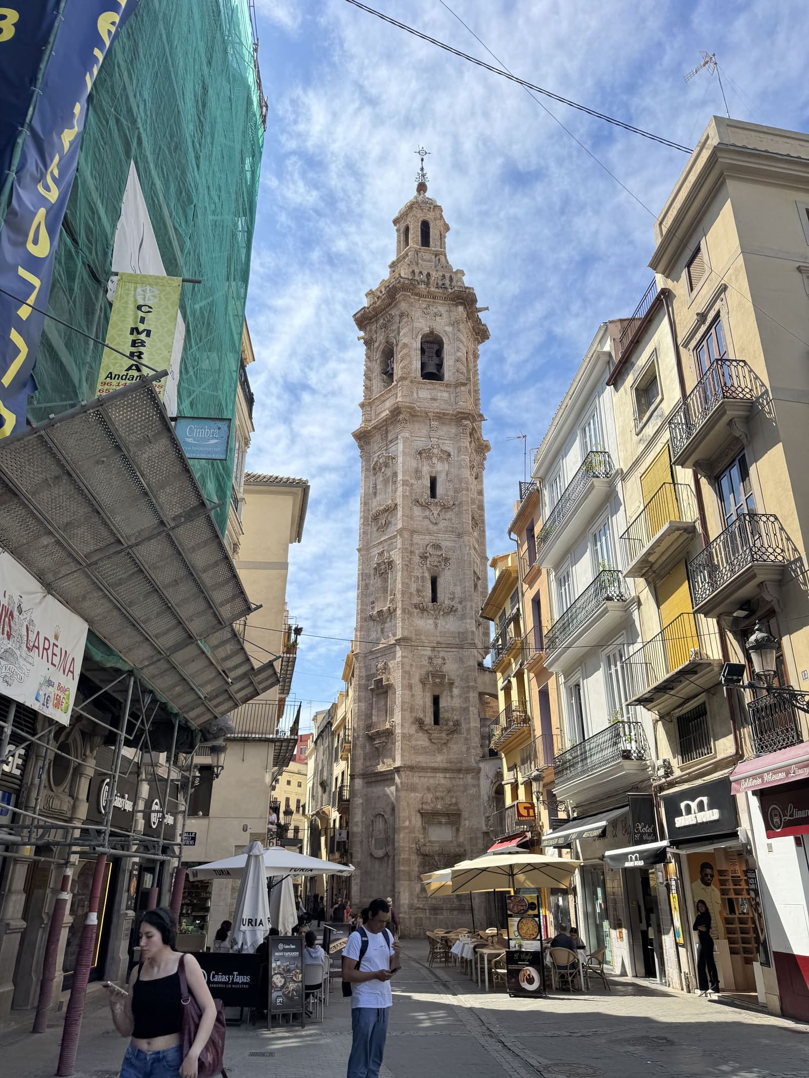 il campanile barocco della chiesa di Santa Caterina, in fondo alla via fra i tavolini