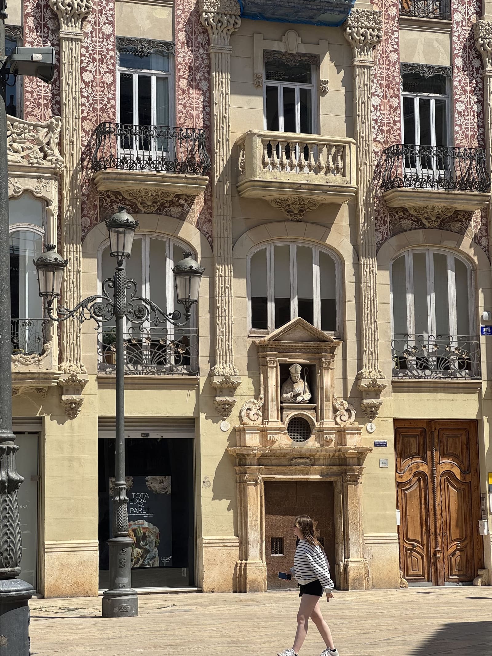 la Casa del Punt de Ganxo sulla Plaça de l'Arquebisbe: la pietra lavorata a uncinetto, da cui il nome