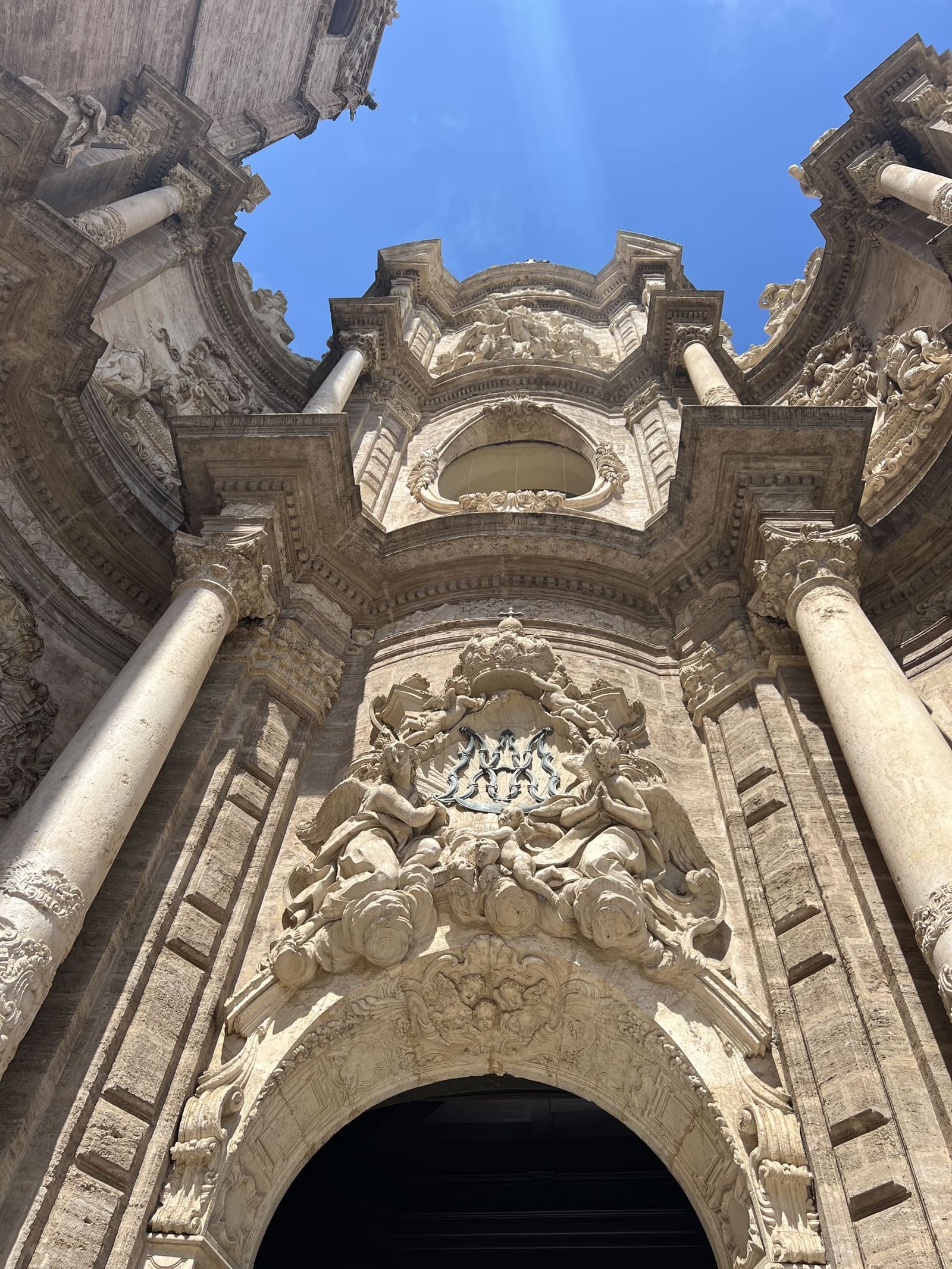 la Porta dels Ferros, la facciata barocca della cattedrale sulla Plaça de la Reina