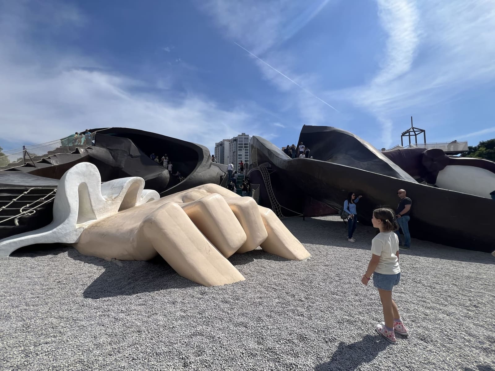 la mano del Gulliver nel Jardí del Túria, alta quanto nostra figlia che la guarda