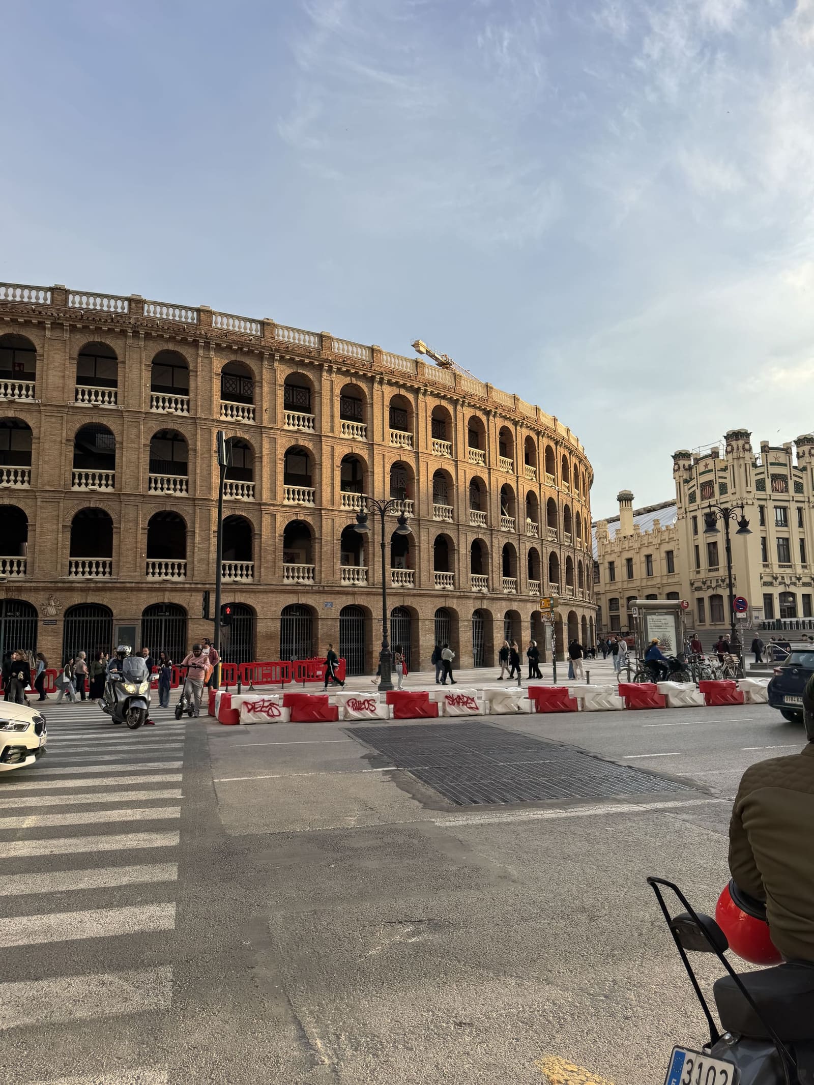 la Plaça de Bous, l'arena neomudéjar, e sulla destra la stazione modernista dell'Estació del Nord
