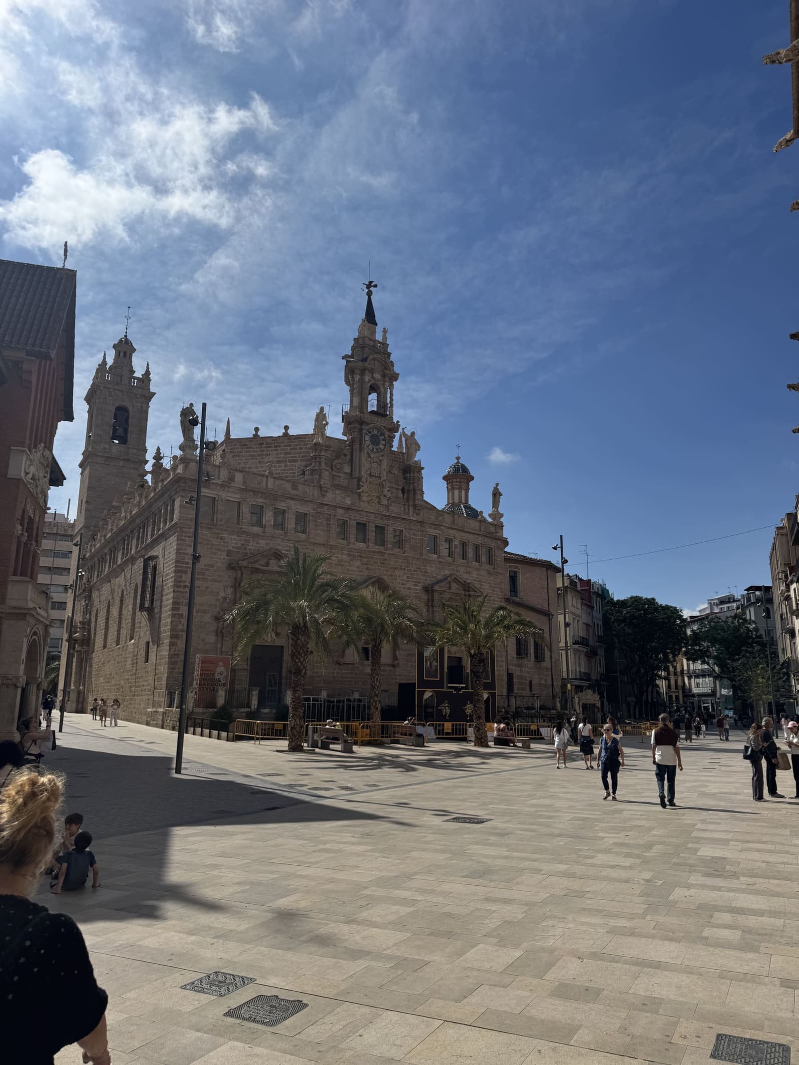 l'Església dels Sants Joans sulla piazza del mercato, e a sinistra i merli della Llotja de la Seda