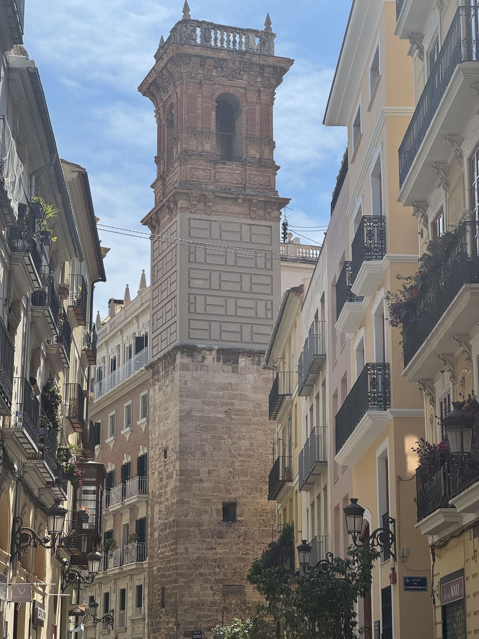 la Torre de Sant Bartomeu, il campanile rimasto in piedi da solo, in fondo al Carrer dels Serrans