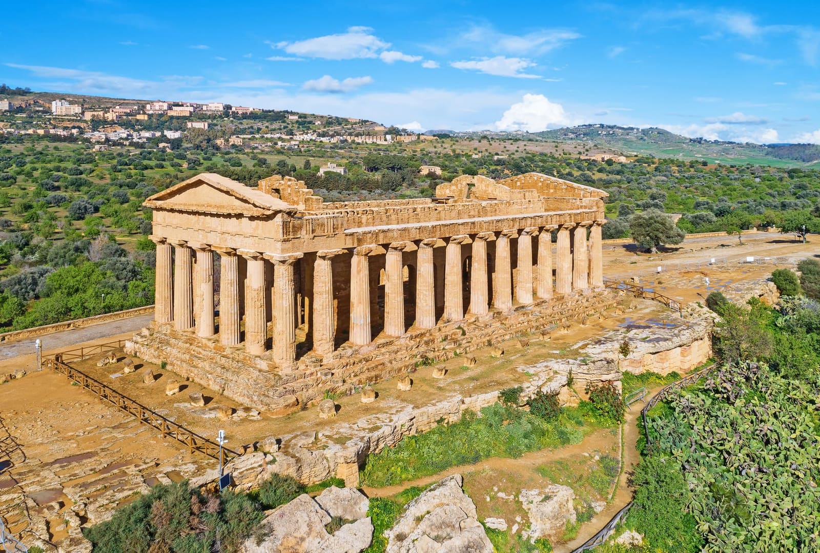 il tempio della Concordia dall'alto, con la Via Sacra accanto e la città di Agrigento sul colle, dietro