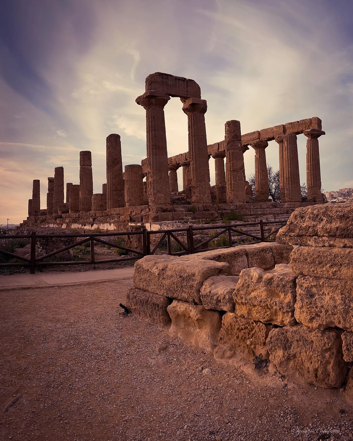 il tempio di Giunone in cima alla cresta, con le case di Agrigento in fondo