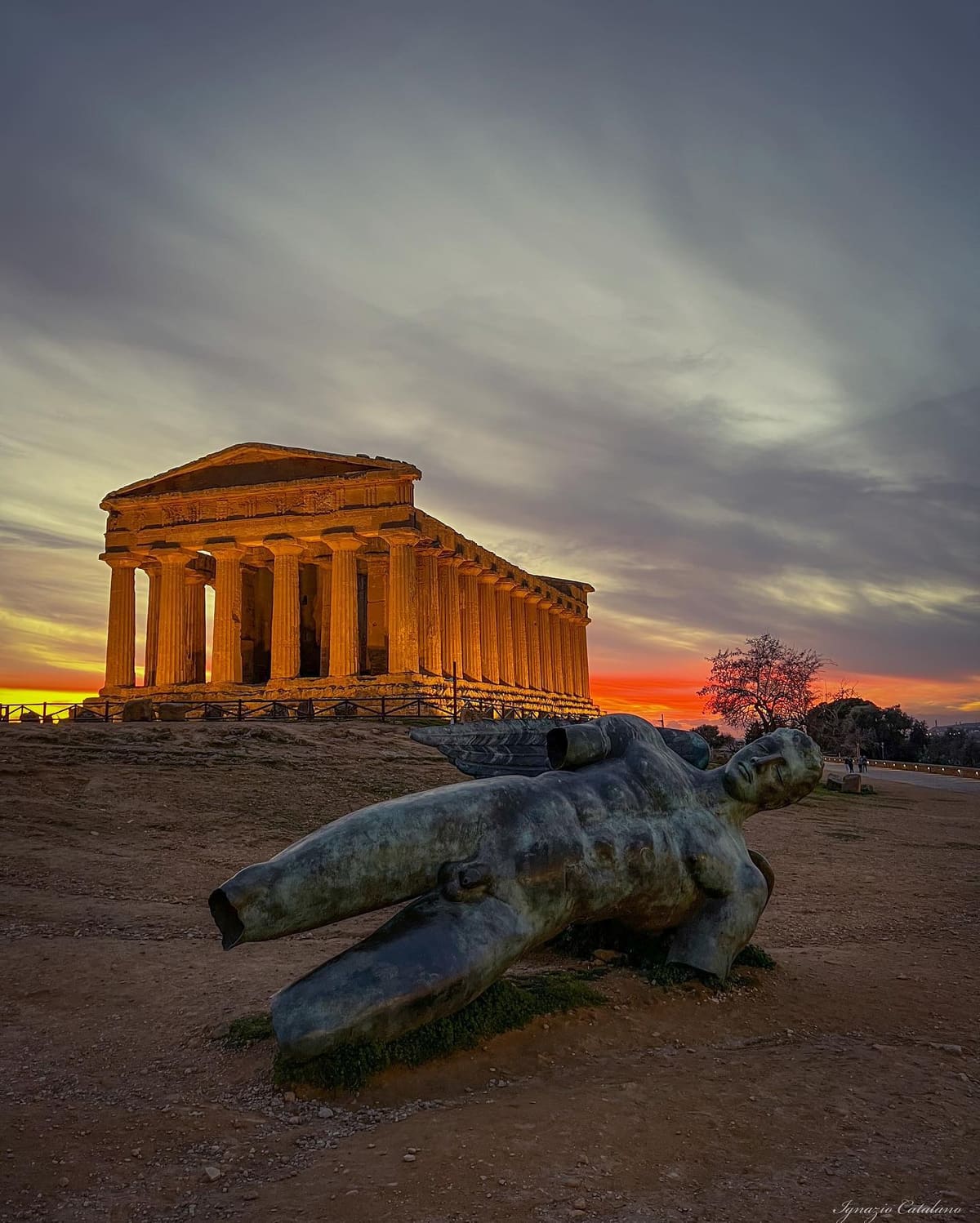 il tempio della Concordia al tramonto, con l'Icaro caduto di Igor Mitoraj sdraiato davanti