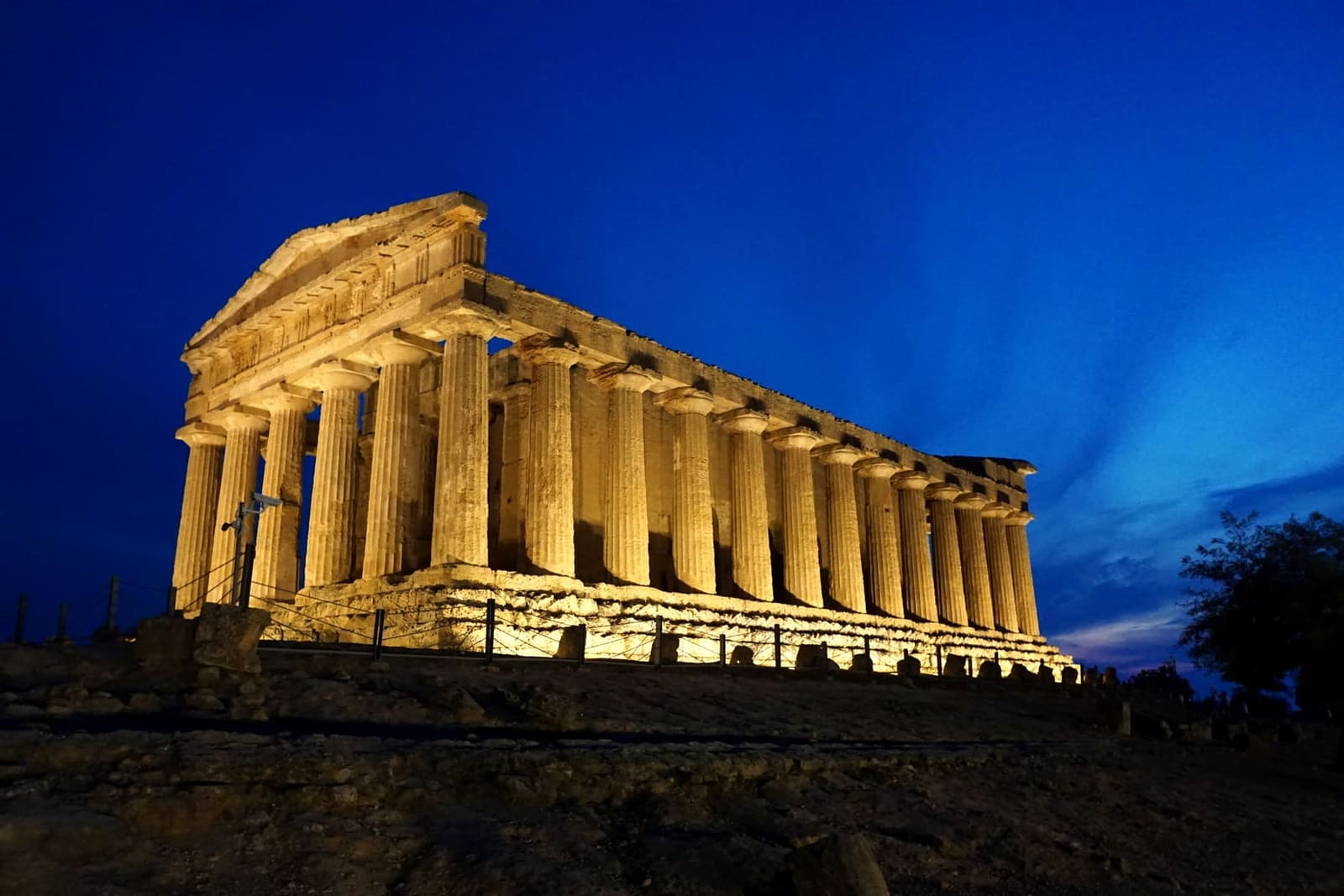 il tempio della Concordia illuminato, all'ora blu
