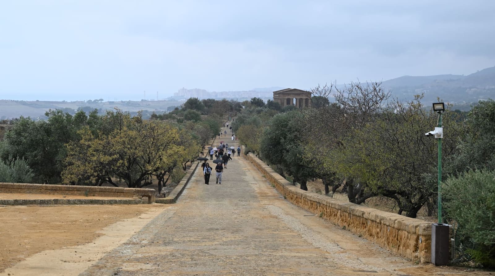 la Via Sacra dritta verso il tempio della Concordia, in una giornata grigia