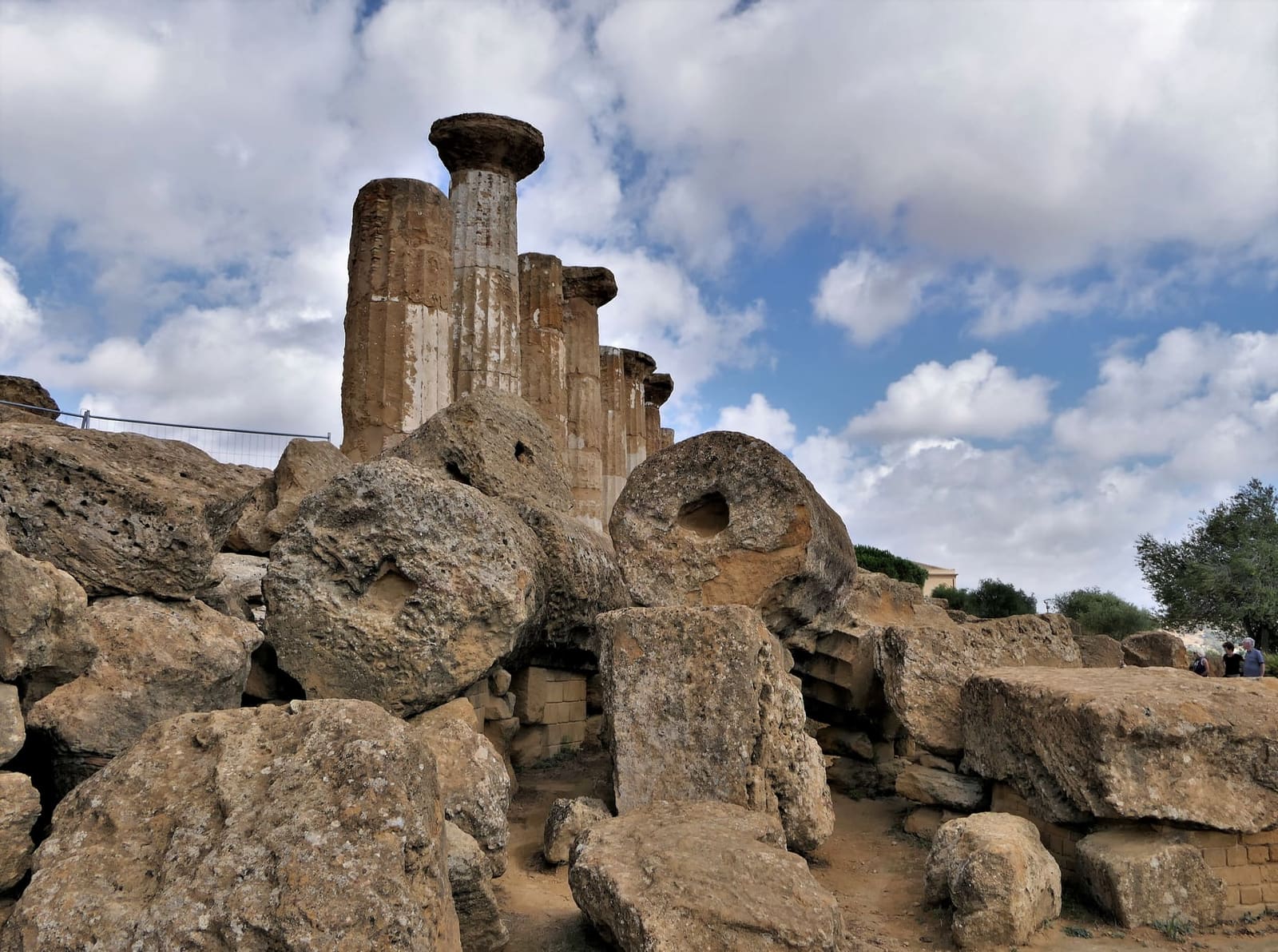 le colonne del tempio di Ercole rimaste in piedi, dietro i rocchi caduti
