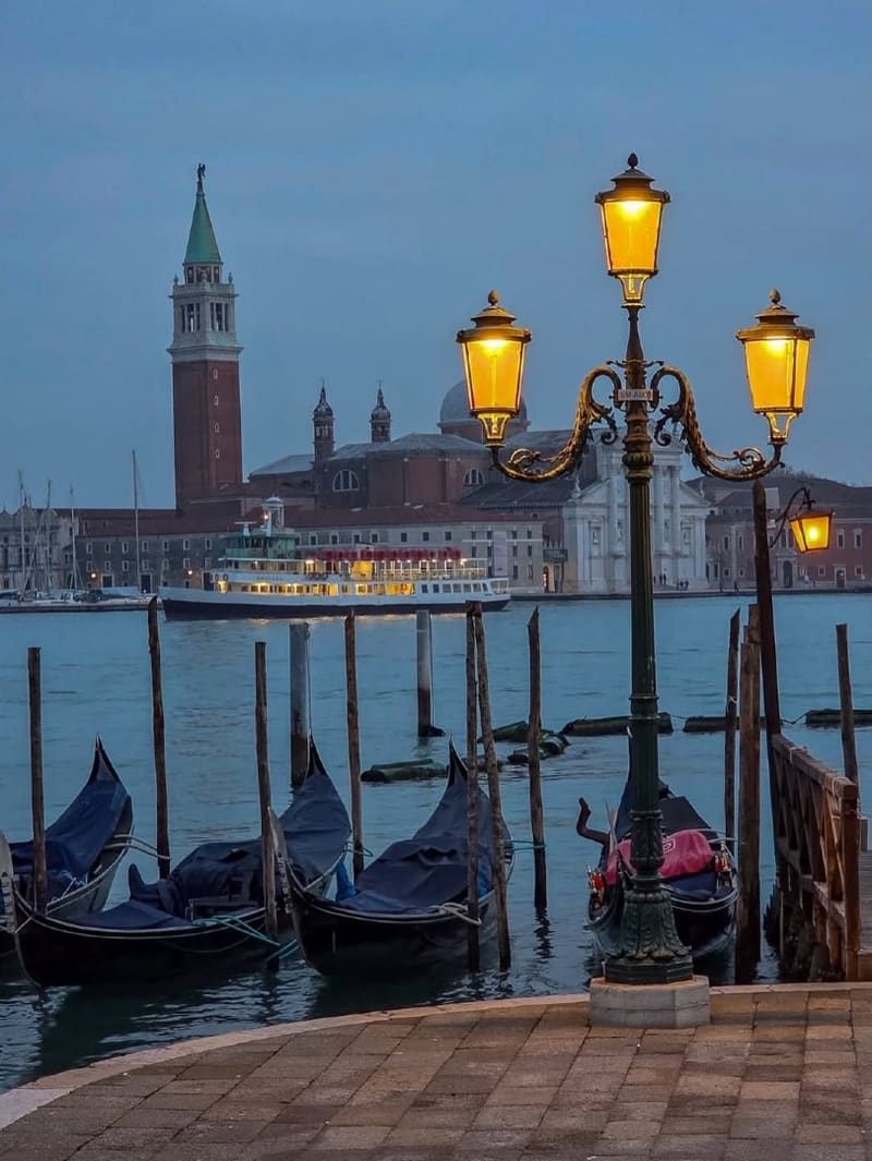 le gondole ormeggiate al crepuscolo e l'isola di San Giorgio Maggiore dall'altra parte del bacino