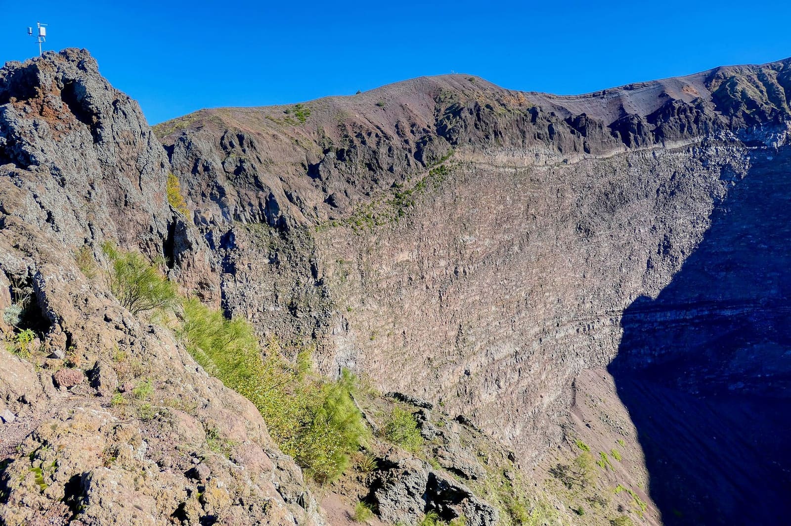 il cratere del Vesuvio e il sentiero sul bordo, a ottobre