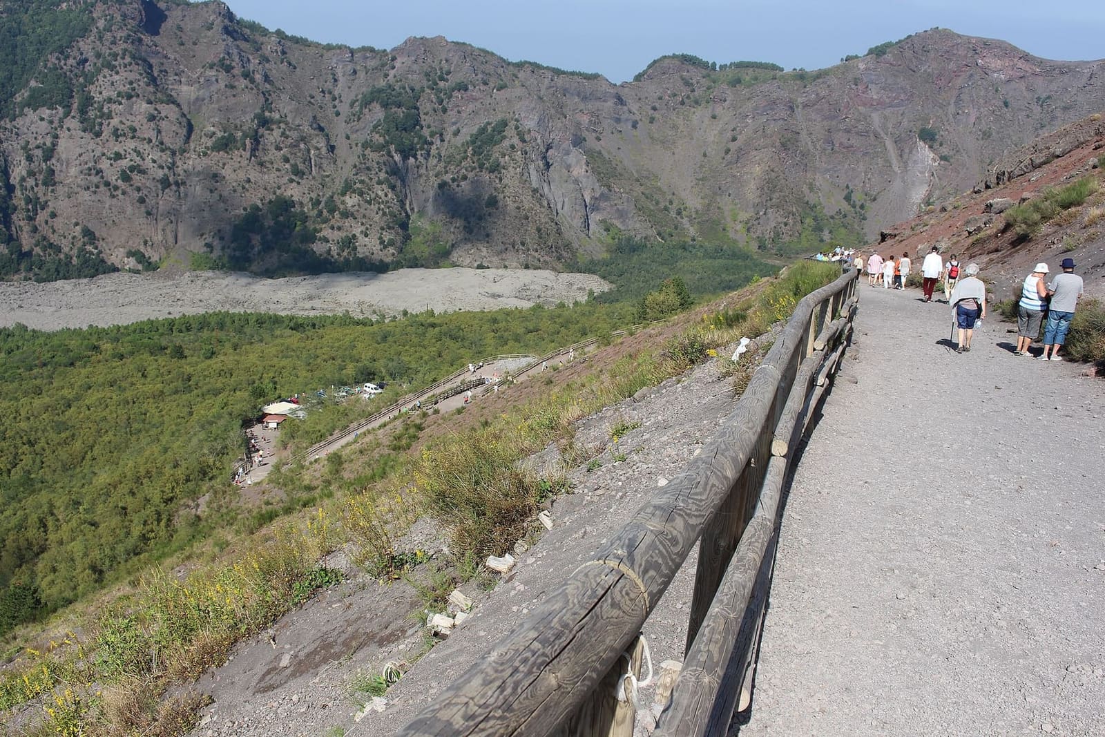 il sentiero con la staccionata, e di fronte il Monte Somma e la valle fra i due vulcani