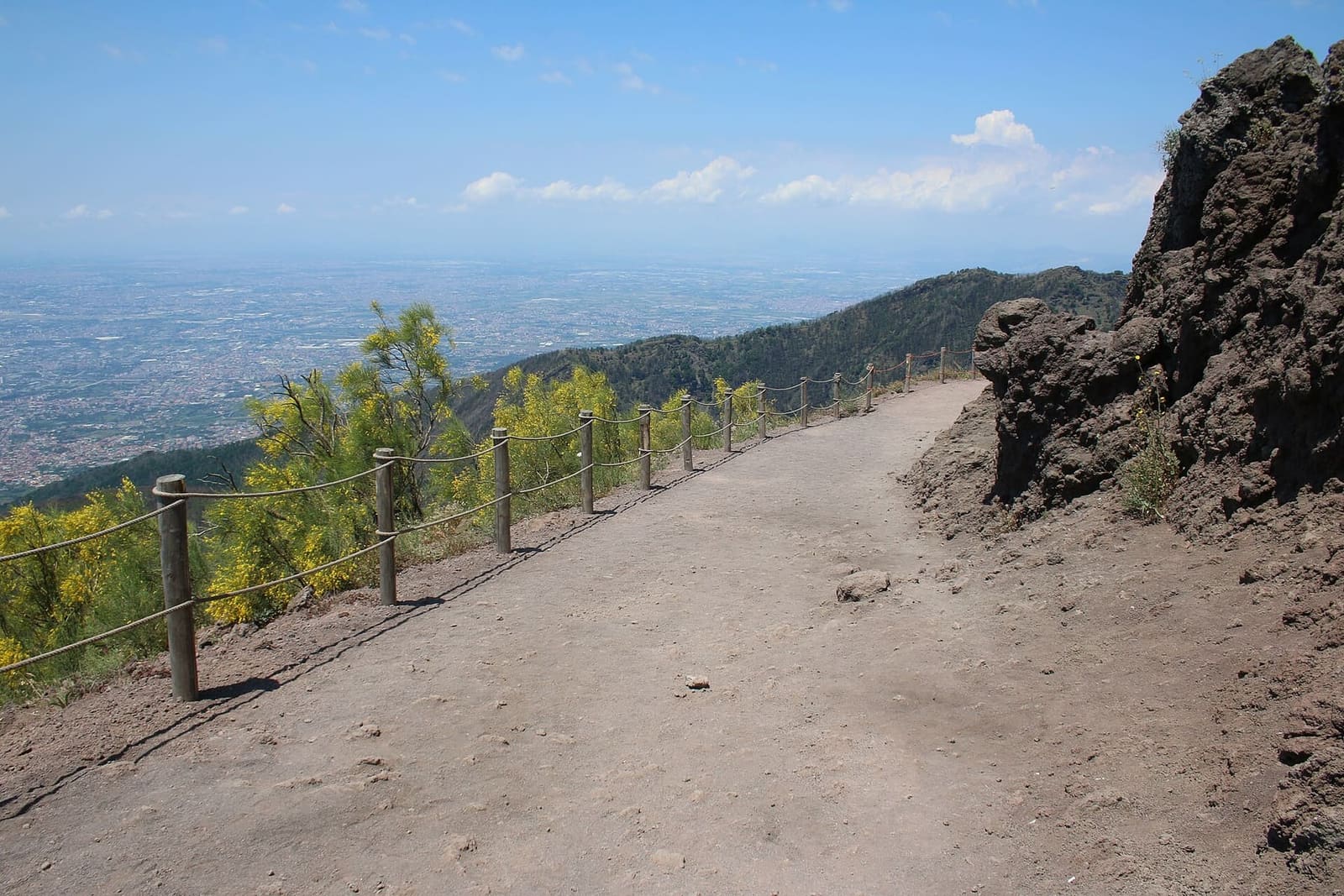 il sentiero fra le ginestre fiorite, e sotto la piana, a luglio