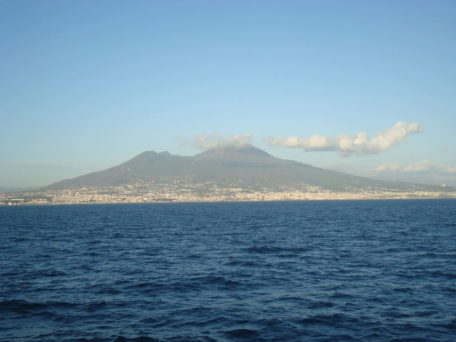il Vesuvio dal mare, con i paesi lungo la costa