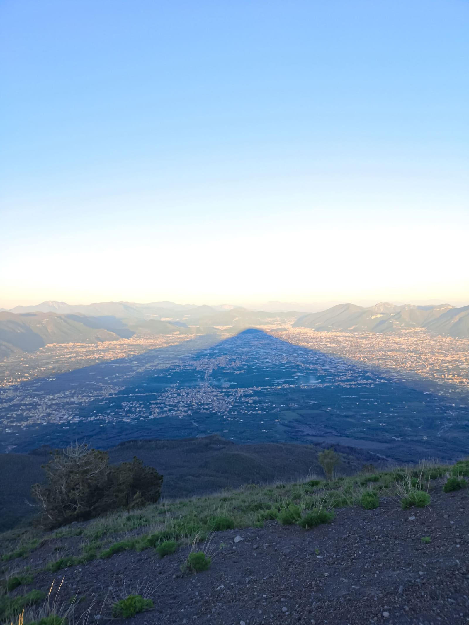 l'ombra del Vesuvio sulla piana, la mattina presto