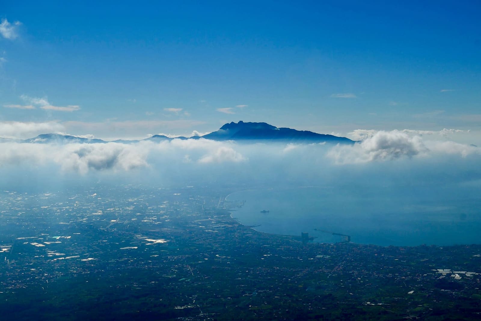 dal Vesuvio, la costa sotto le nuvole e i monti oltre il golfo, a ottobre