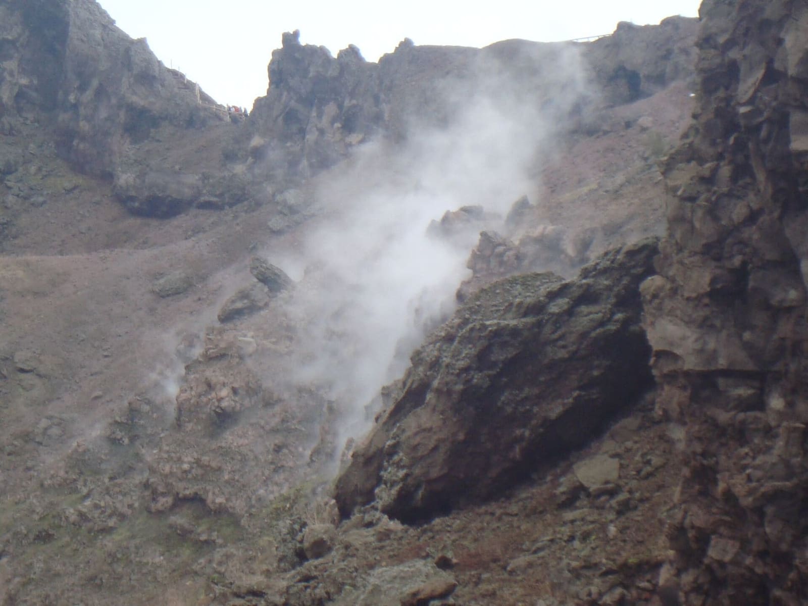 il vapore delle fumarole dentro il cratere