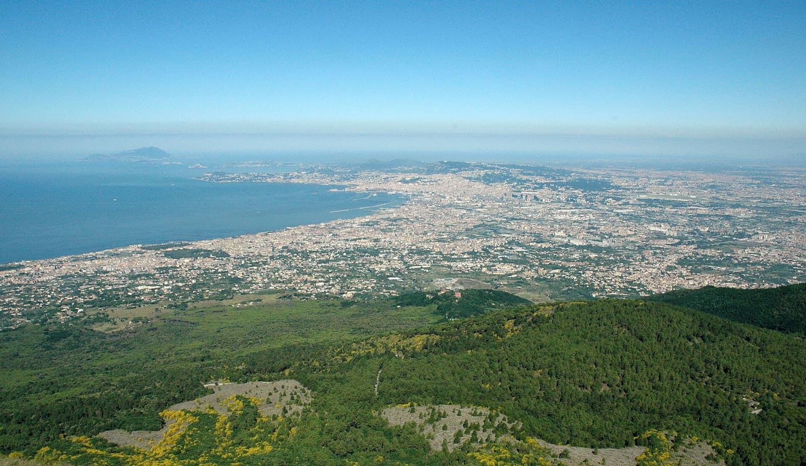 il golfo di Napoli dal Vesuvio, con la città lungo il mare
