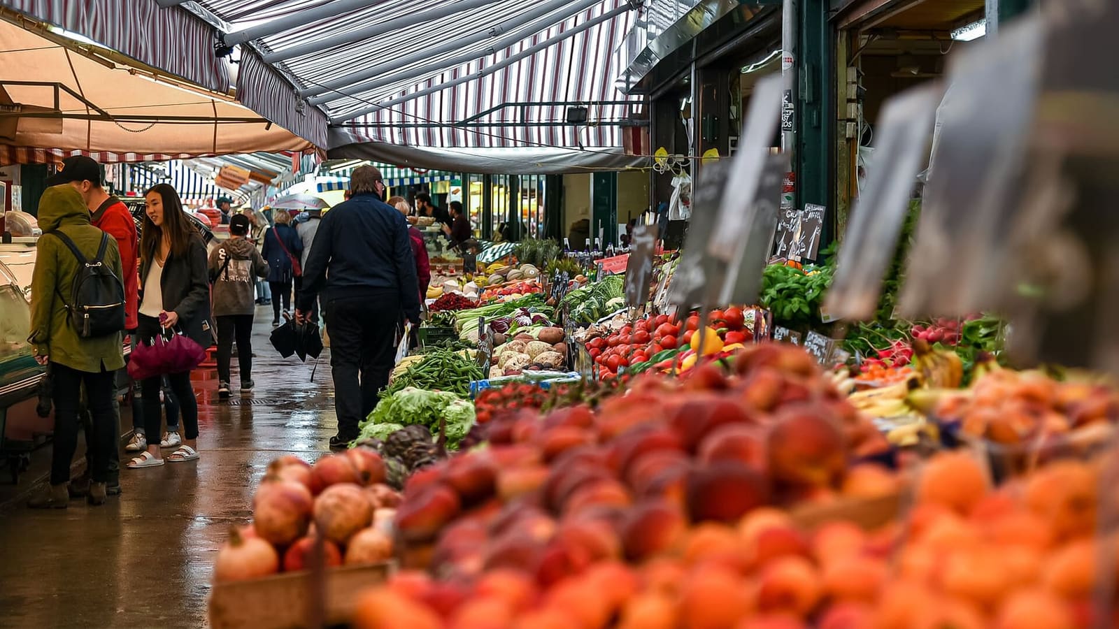 i banchi della frutta al Naschmarkt