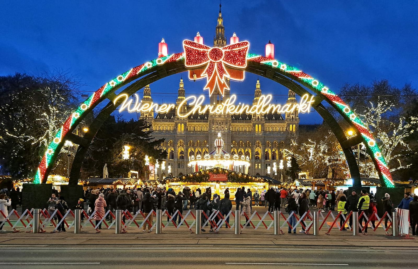 il portale illuminato del Wiener Christkindlmarkt, davanti al Municipio, nel dicembre 2023