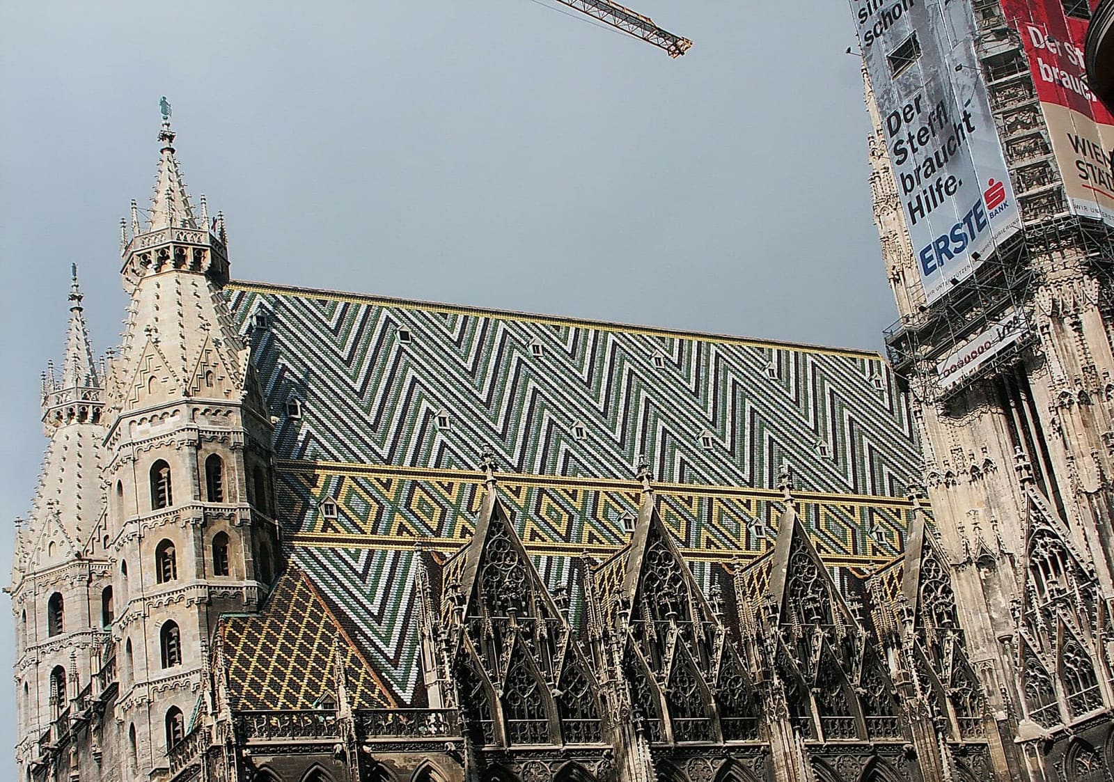 il tetto del duomo, con le tegole smaltate disegnate a zig zag