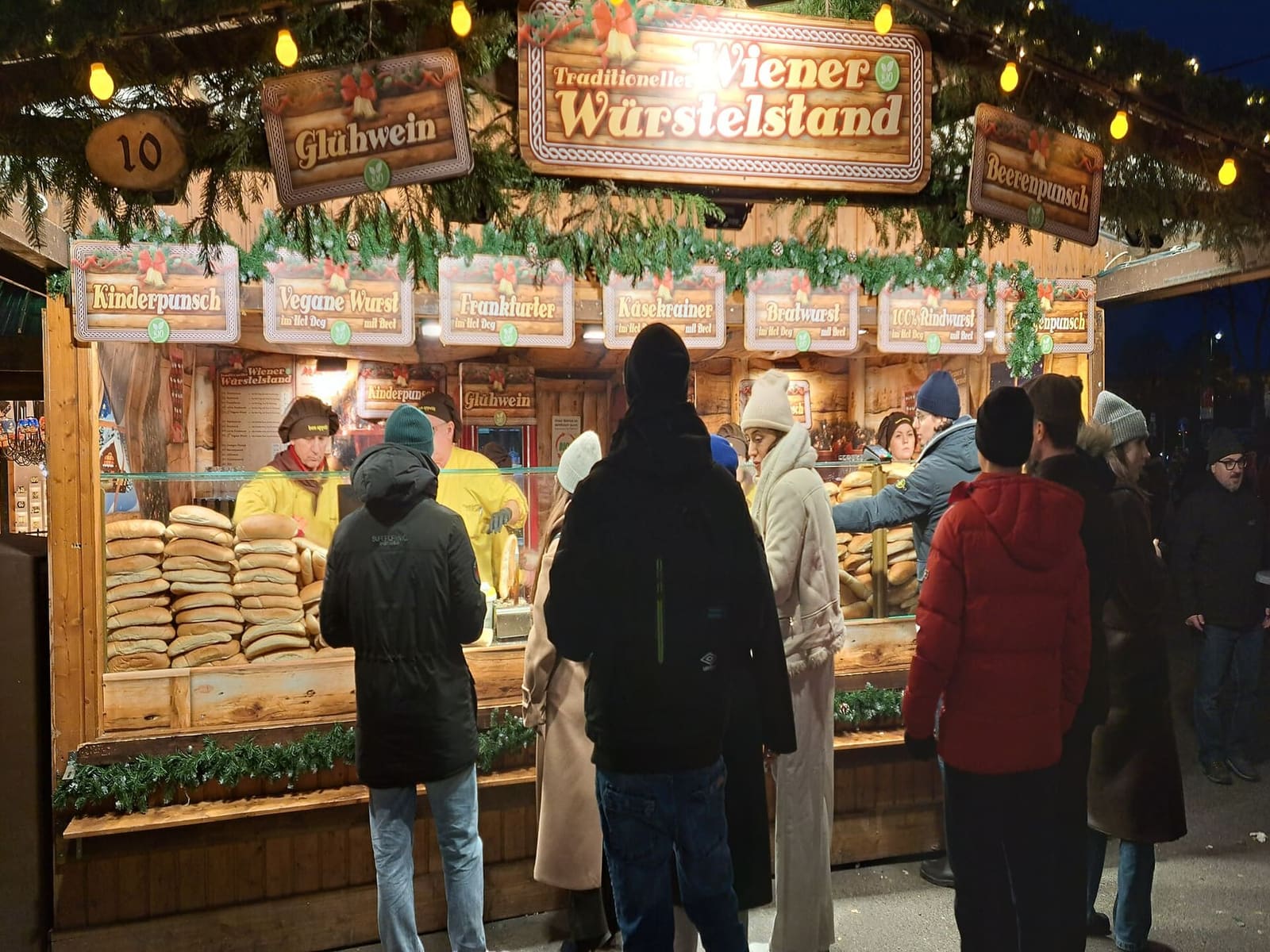 il chiosco dei würstel al mercatino del Rathausplatz, con il vin brulé