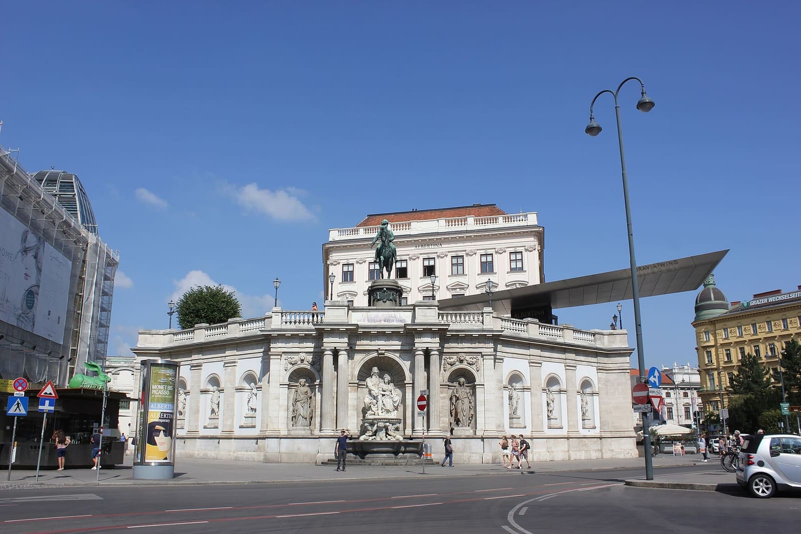 l'Albertina sopra il bastione, con la statua equestre e la fontana