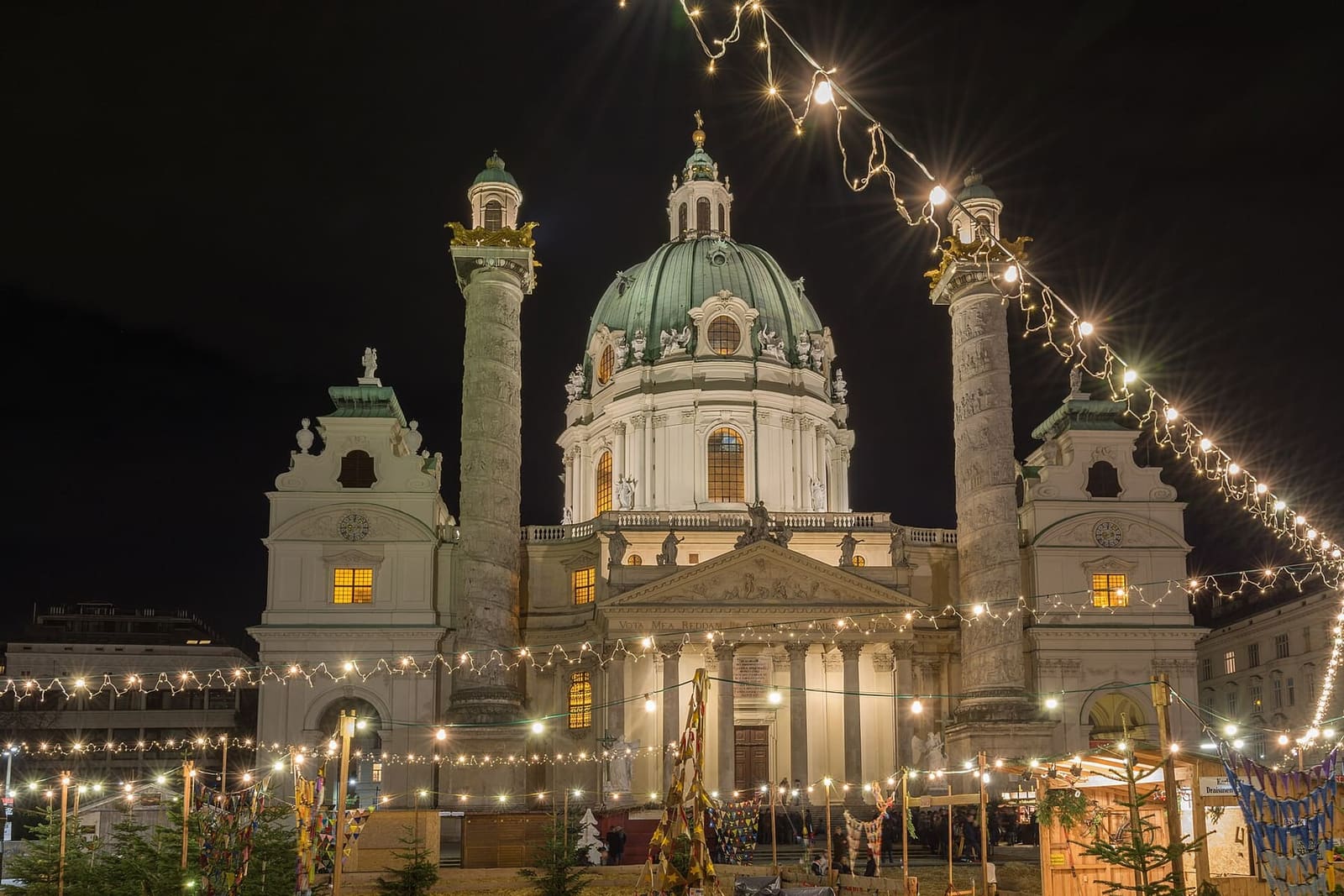 il mercatino dell'Art Advent davanti alla Karlskirche, di notte