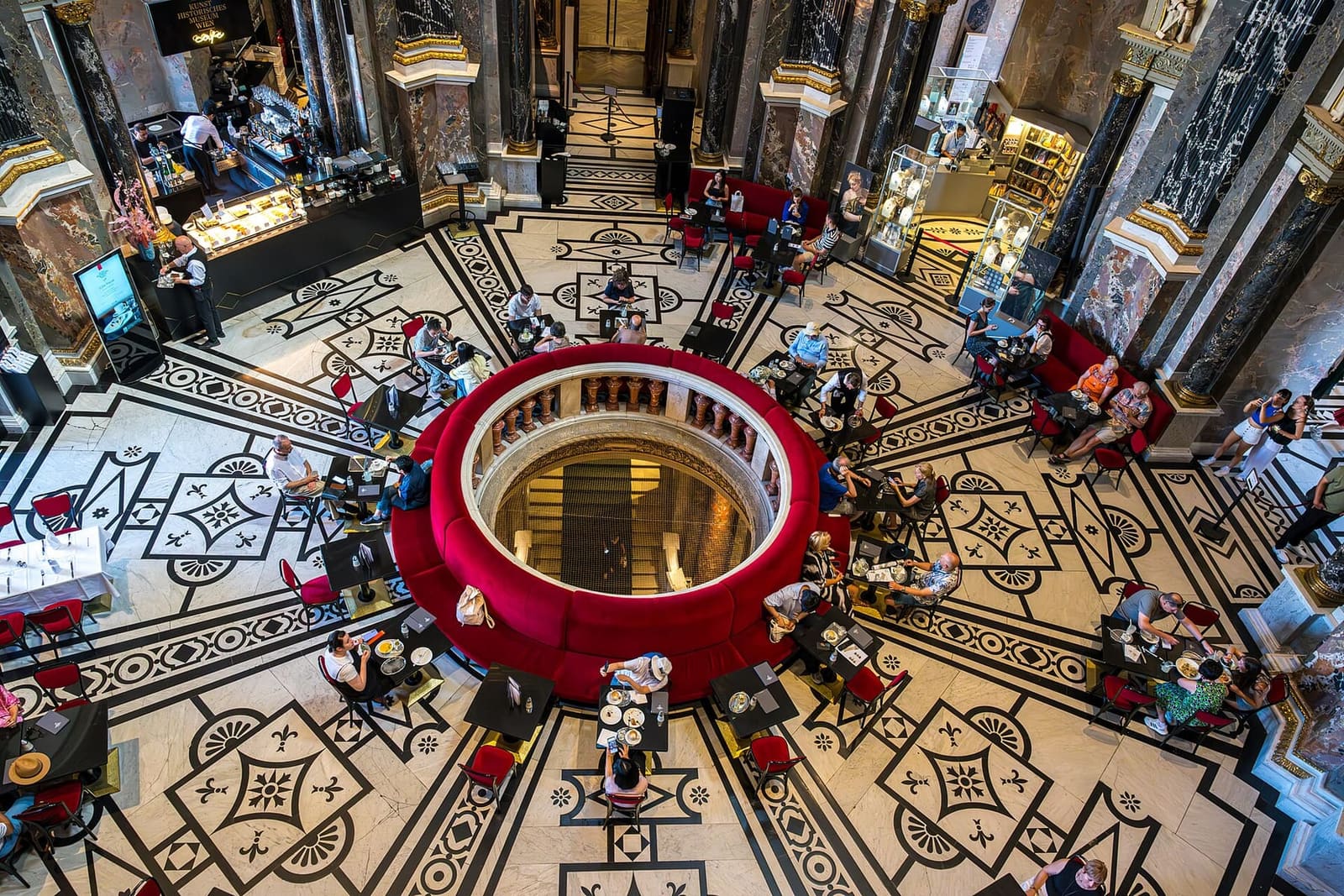 il caffè sotto la cupola del Kunsthistorisches Museum, visto dall'alto