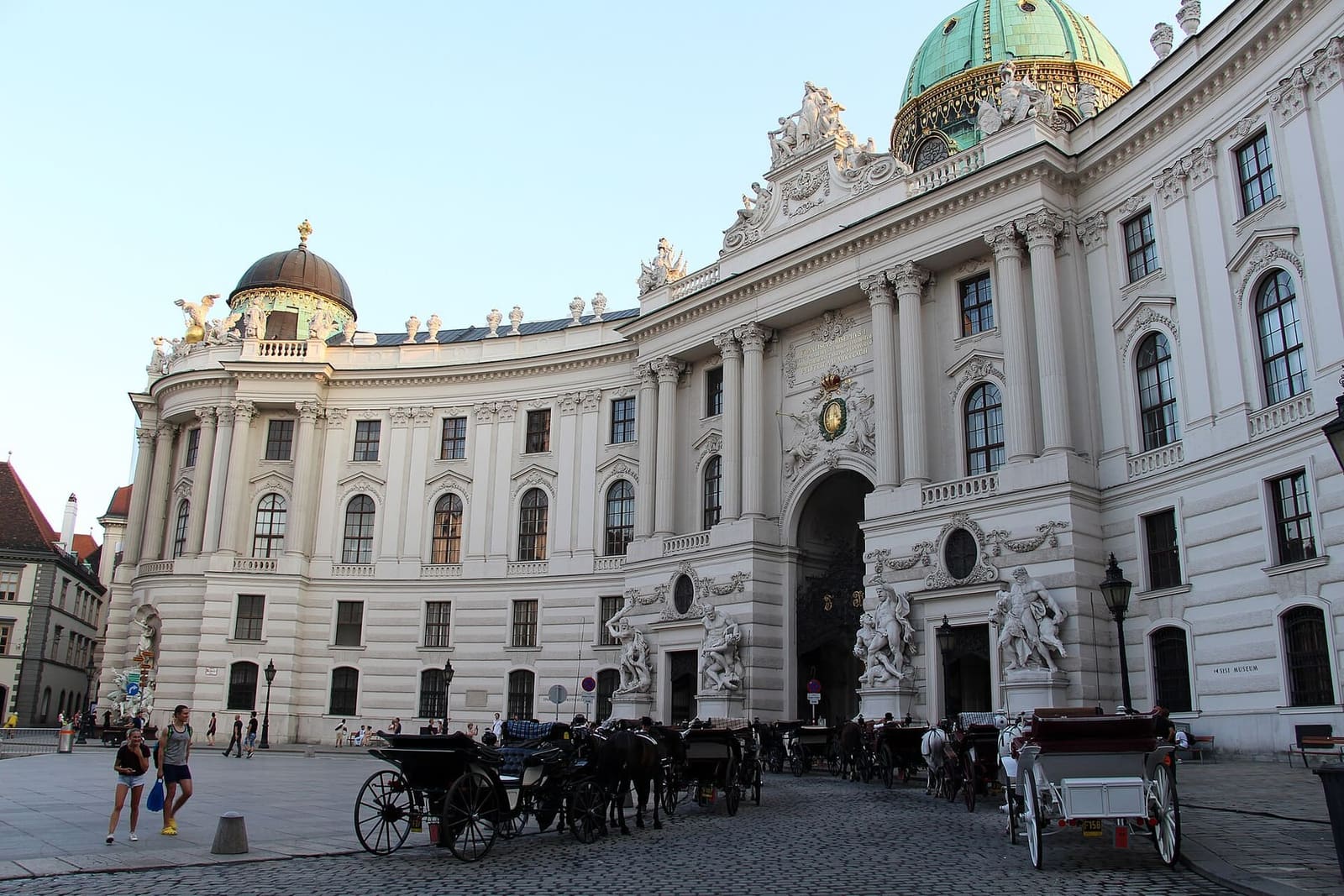 l'ala della Hofburg sulla Michaelerplatz, con la cupola e le carrozze dei fiaker