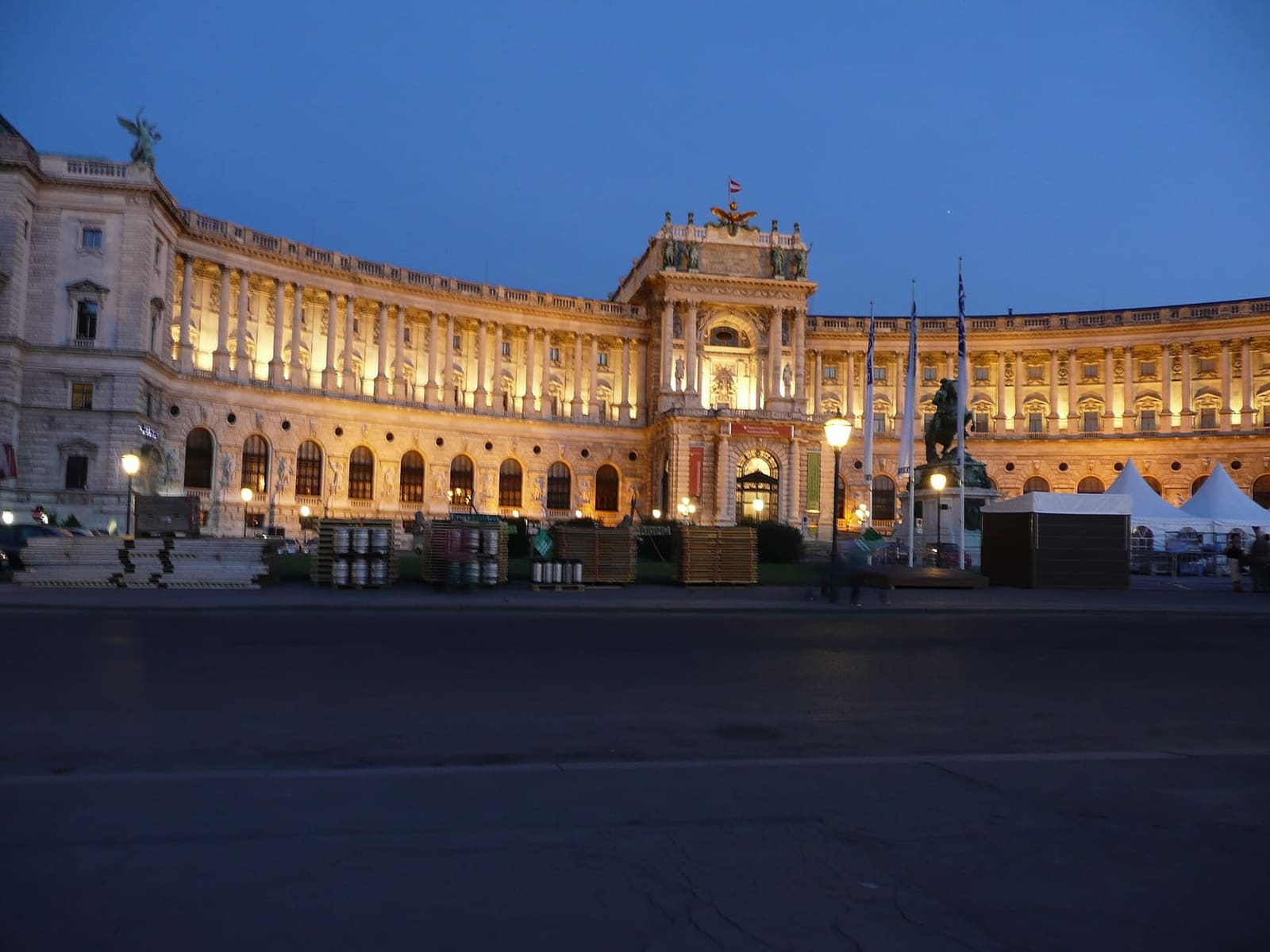 la Neue Burg sulla Heldenplatz, all'ora blu