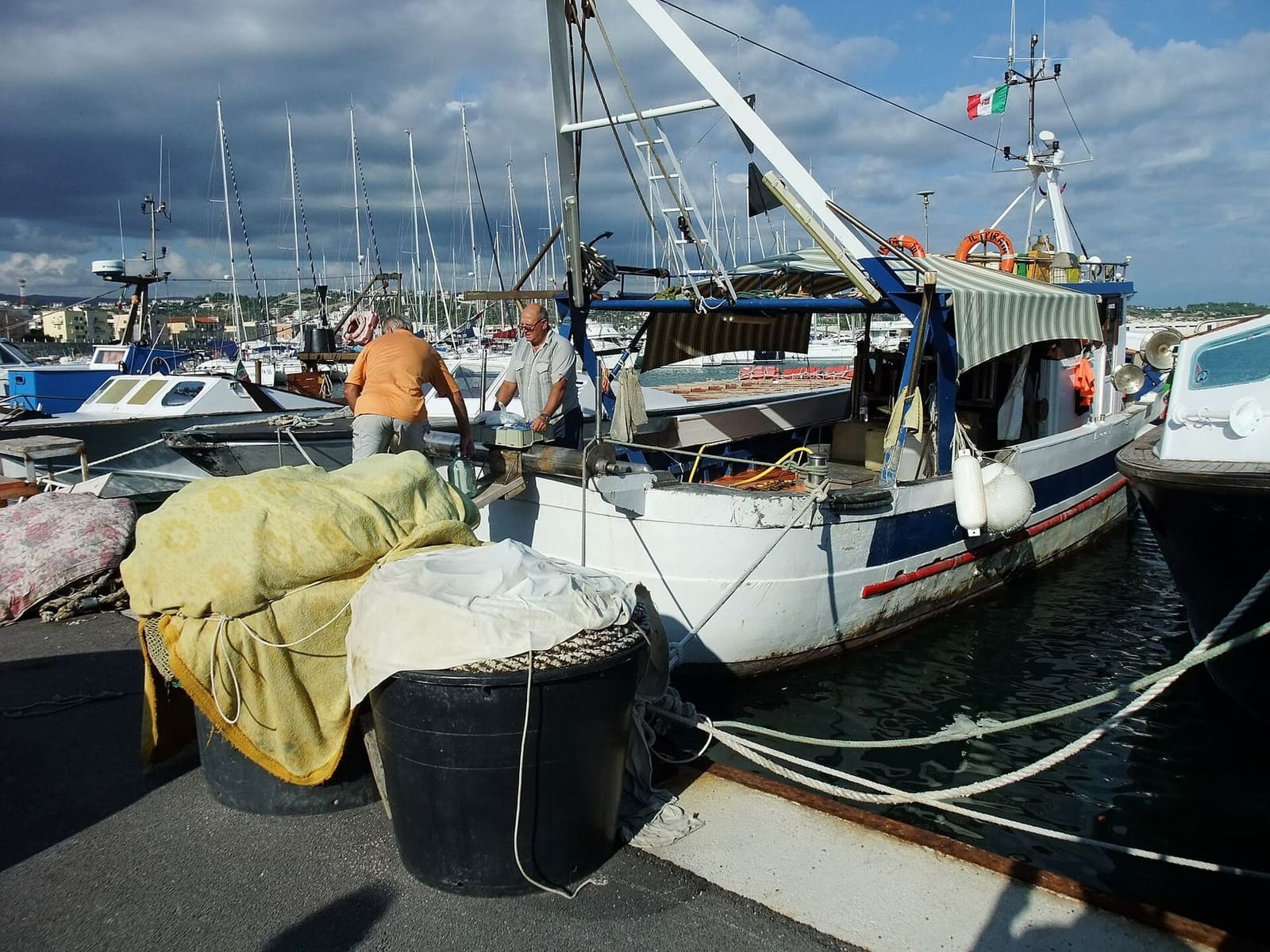 i pescherecci al porto, con le reti sul molo