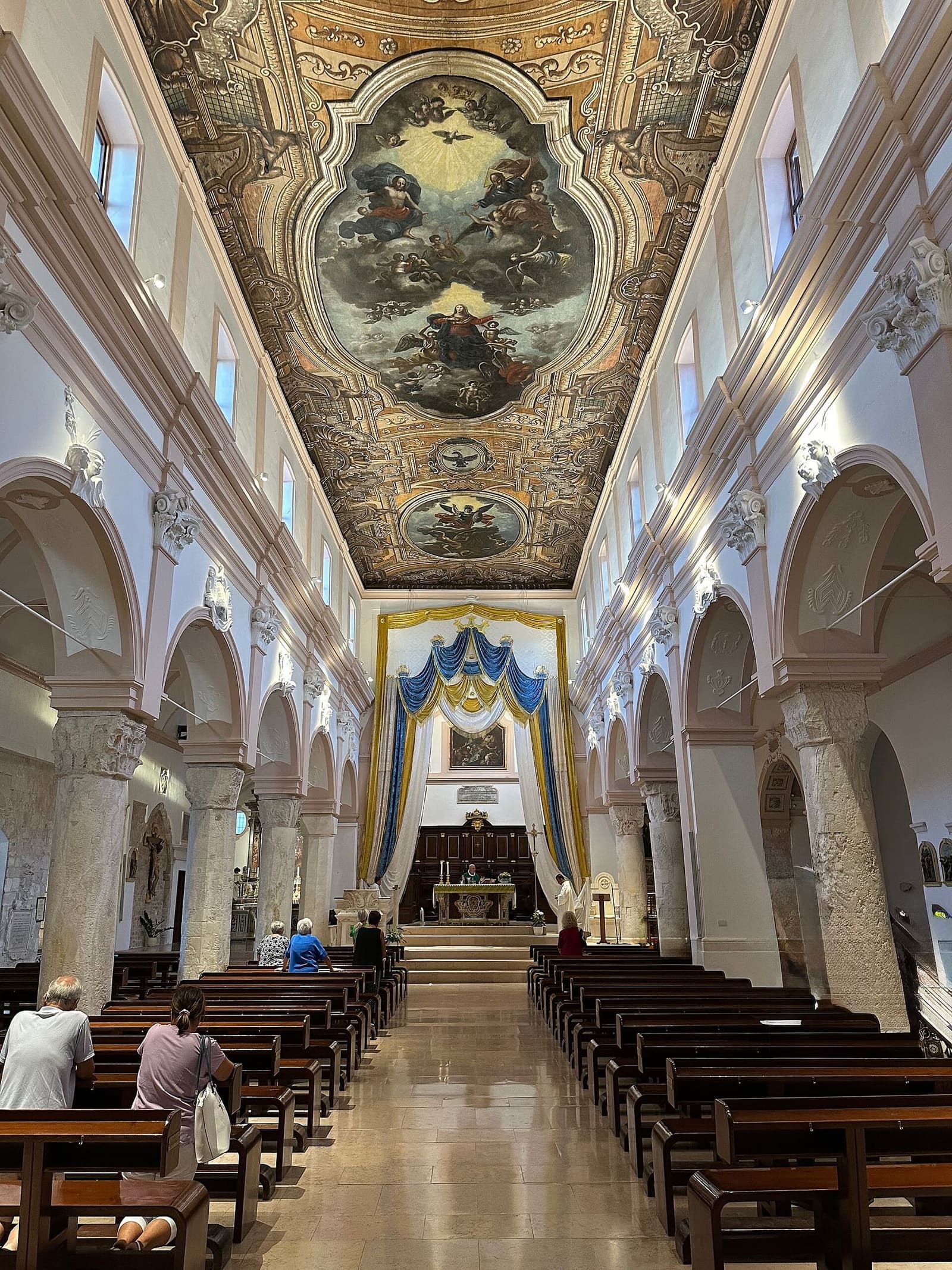 la navata della cattedrale, con il soffitto di legno dipinto del Settecento