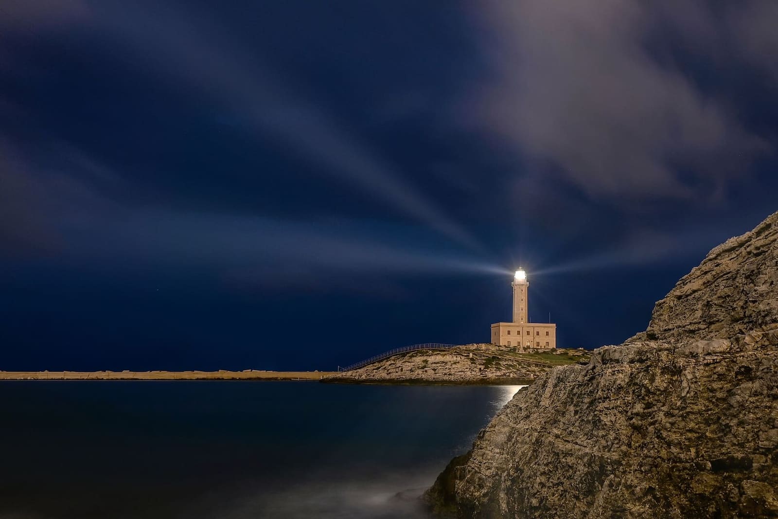 il faro di Sant'Eufemia di notte, con i suoi raggi