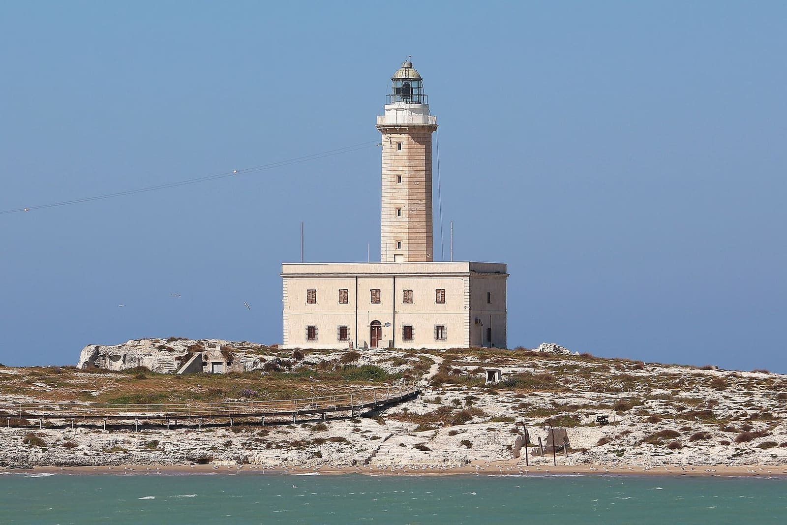 il faro sull'isolotto di Sant'Eufemia, davanti al porto