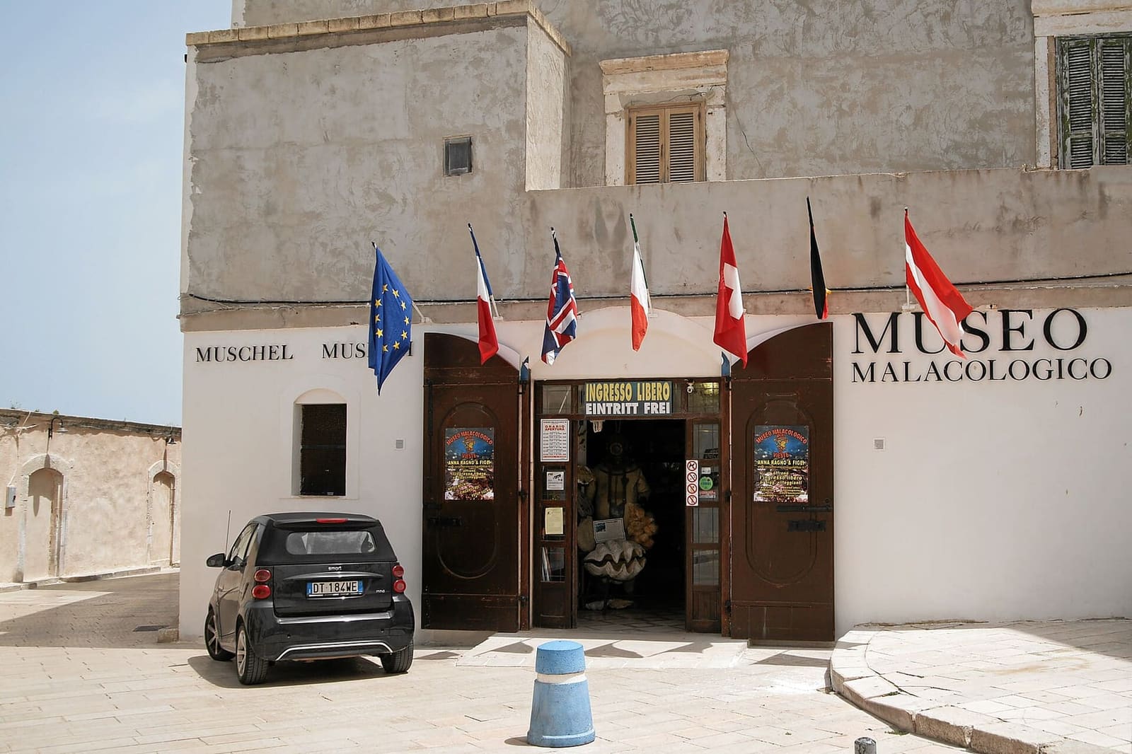 l'ingresso del Museo Malacologico, nel centro storico