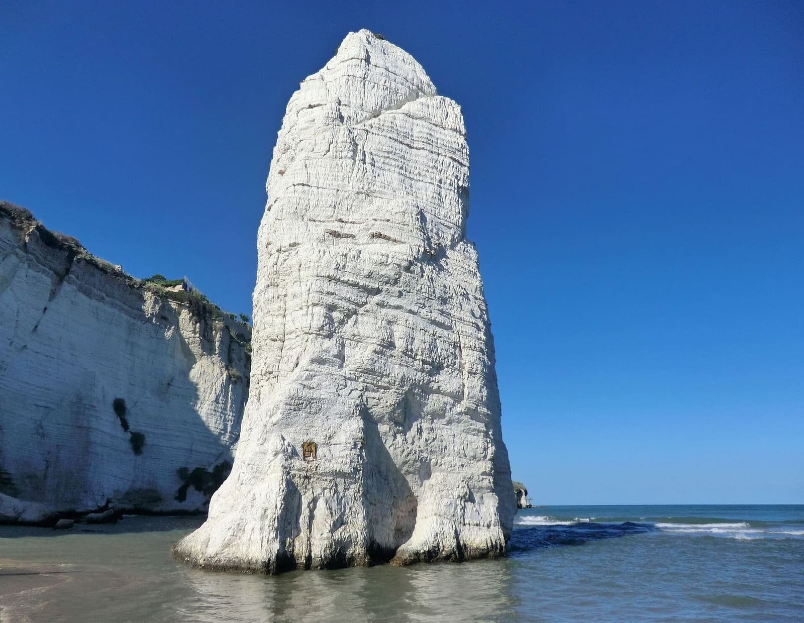 il Pizzomunno, il monolite bianco sulla spiaggia del Castello