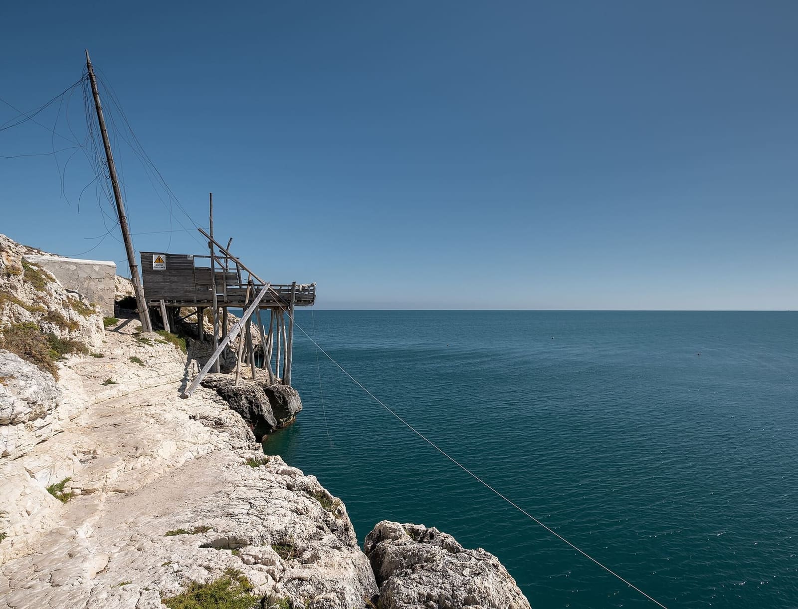 il trabucco della Punta di San Francesco, con le antenne sul mare