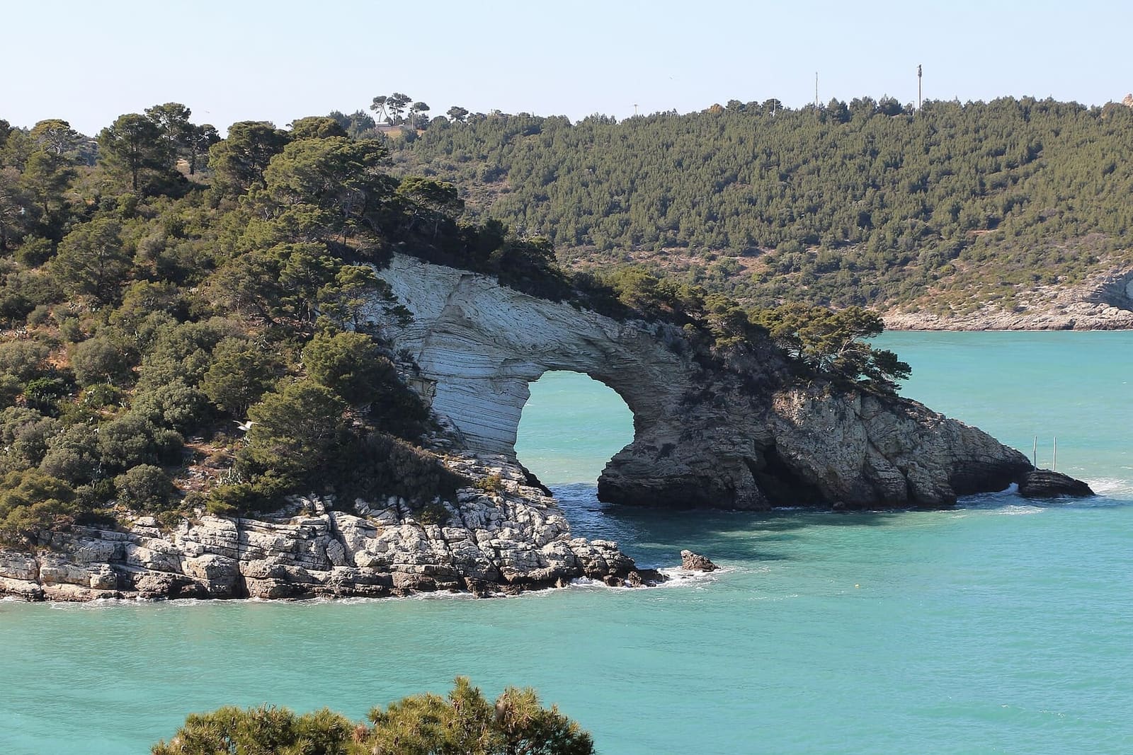 l'Architiello di San Felice, l'arco di roccia sulla costa a sud
