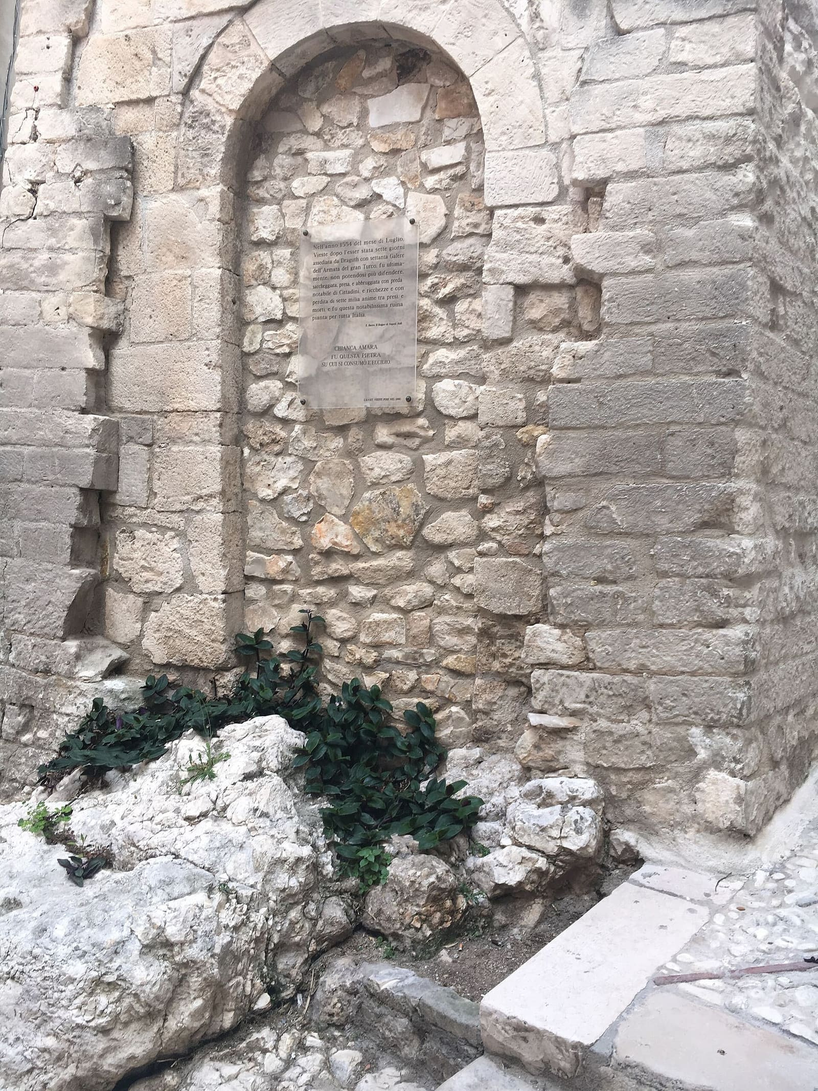 la Chianca Amara, la pietra del sacco del 1554, sotto la lapide che lo ricorda