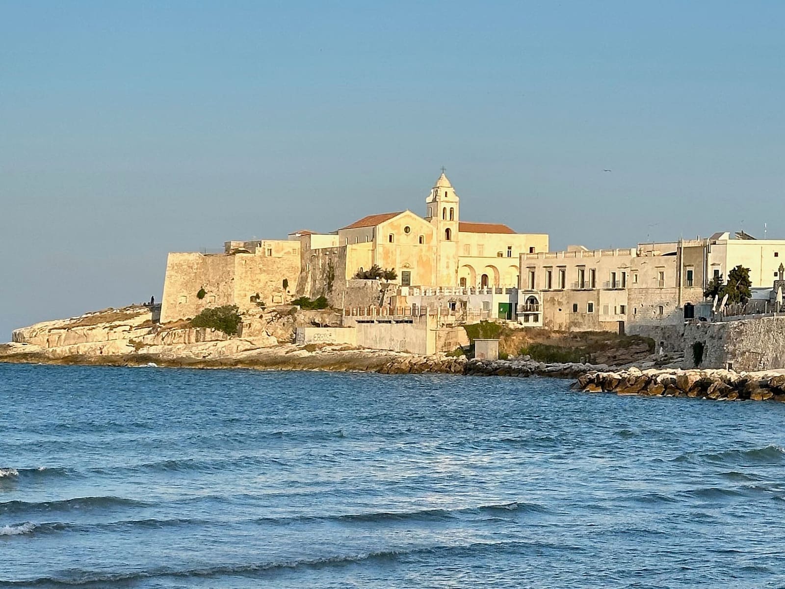 la Punta di San Francesco vista dal mare, con la chiesa nel torrione del Cinquecento