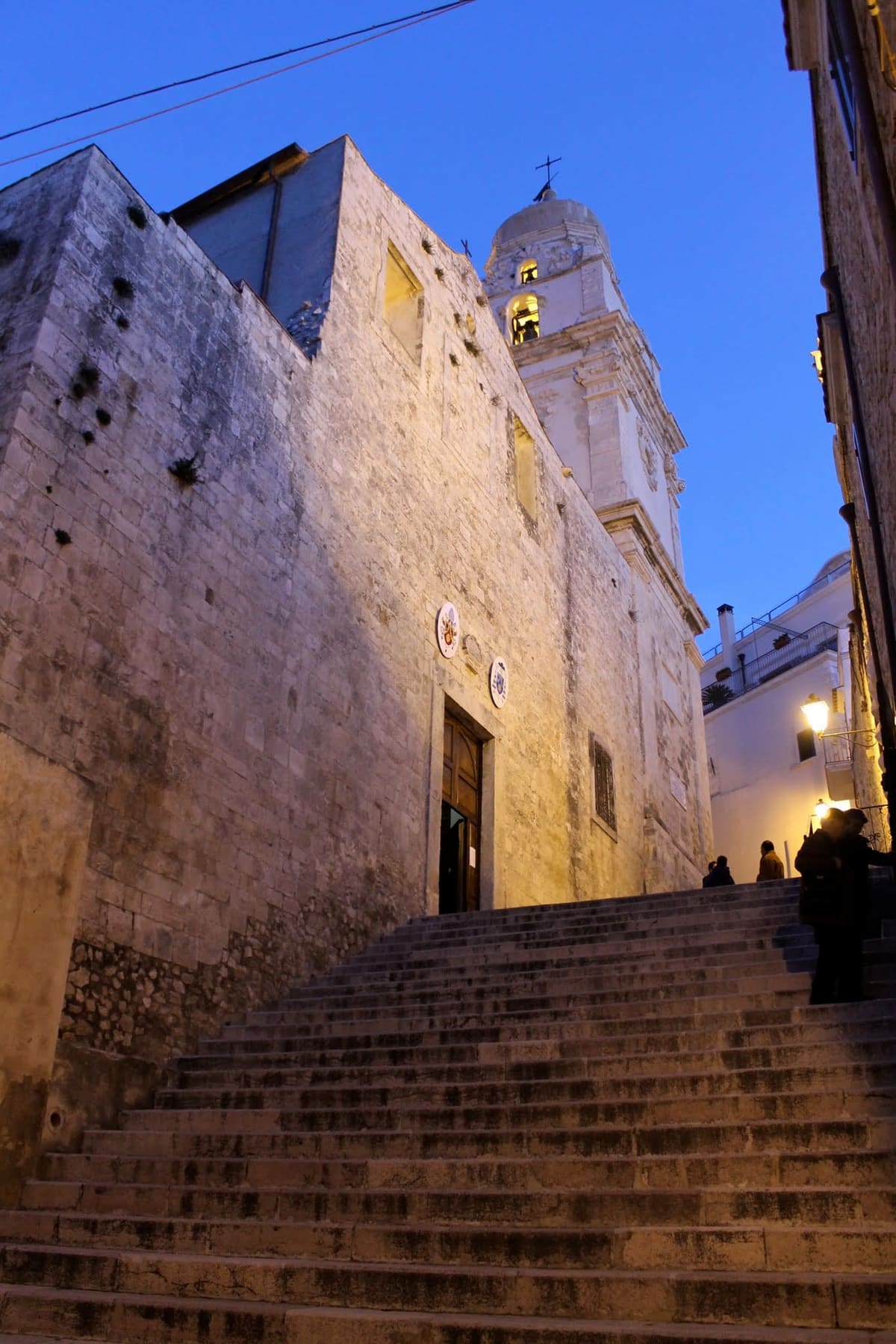 la scalinata e il fianco della cattedrale all'ora blu