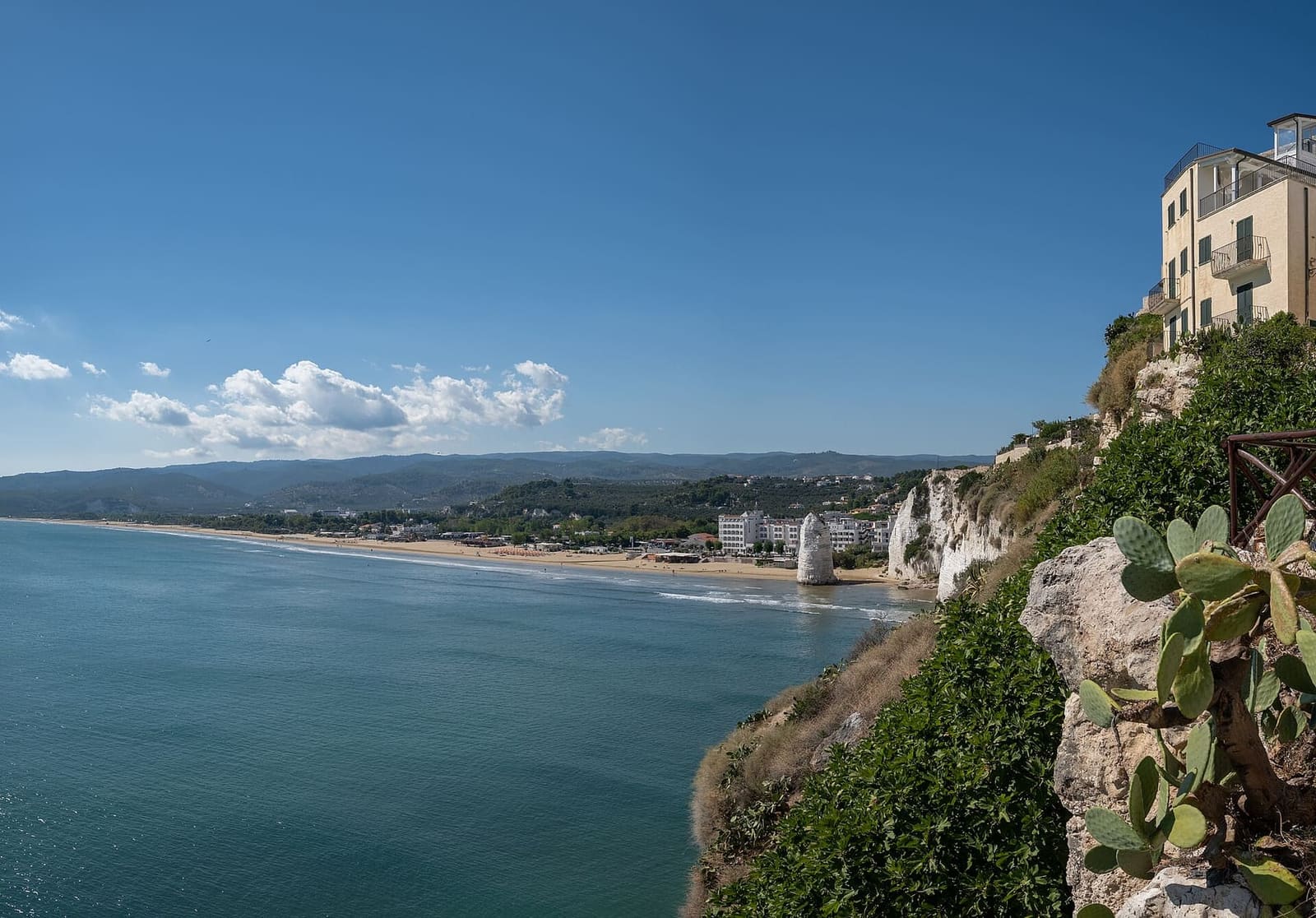 la spiaggia del Castello vista dal centro storico, lunga fino in fondo alla costa