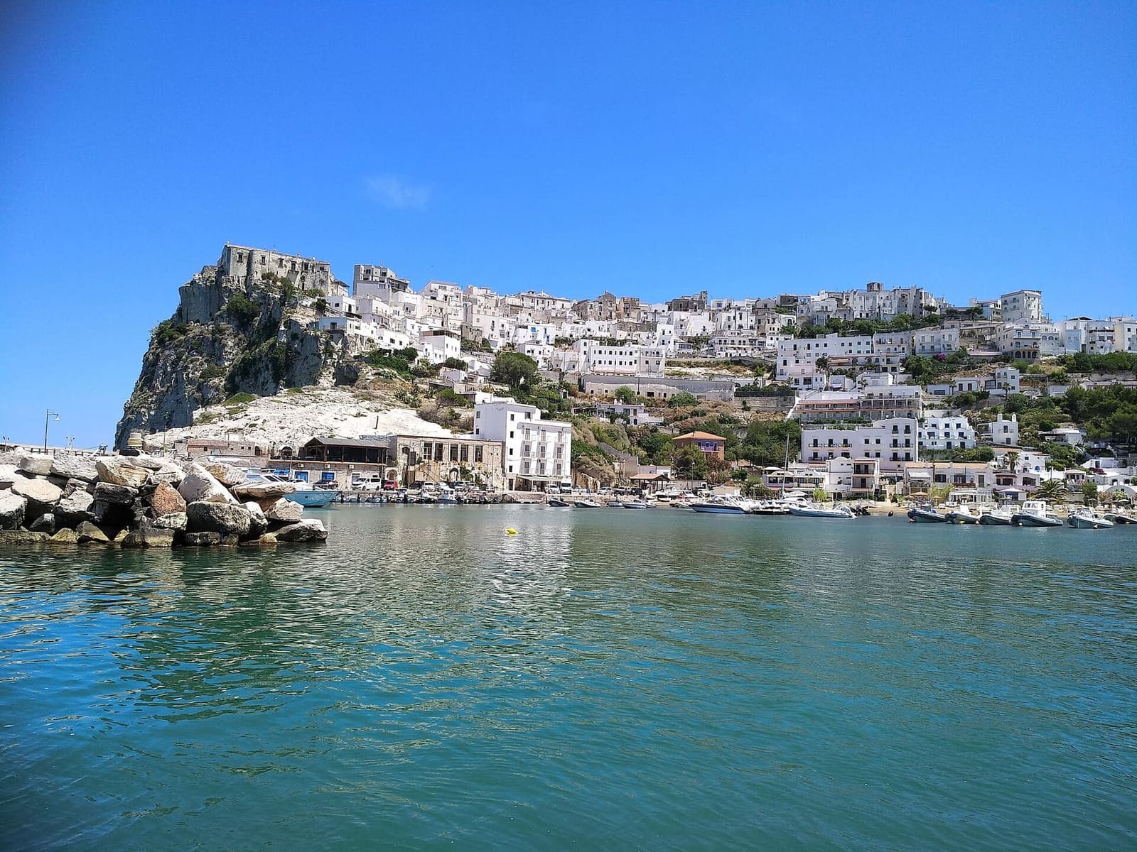 Peschici sulla sua rupe, vista dal porto