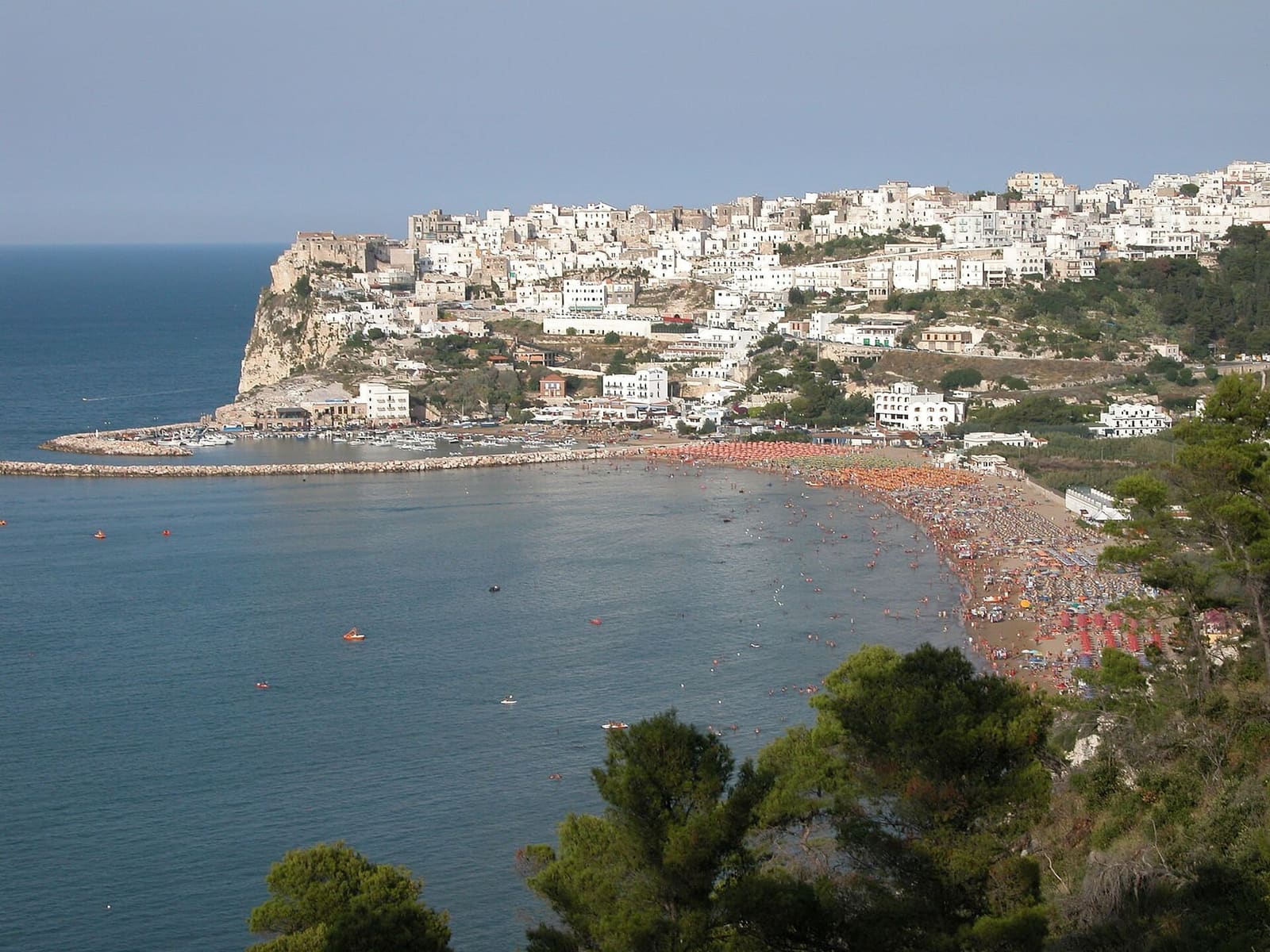 Peschici e la spiaggia della baia d'estate, dall'alto